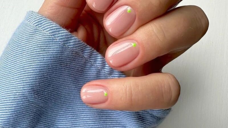 Маникюр с контрастными точками: акцент на светлой базе
