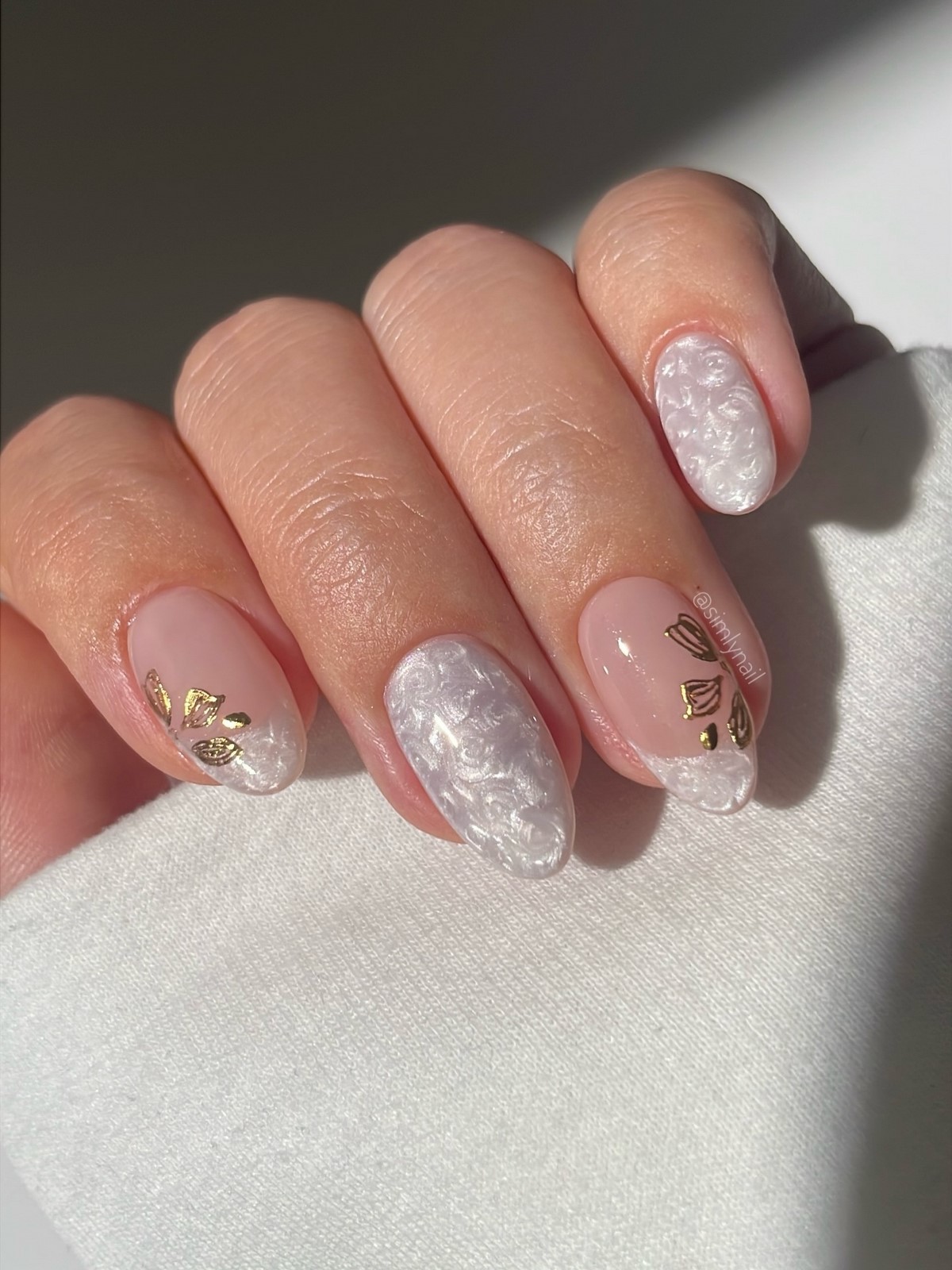 Маникюр 2026 с мягким перламутровым эффектом на ногтях