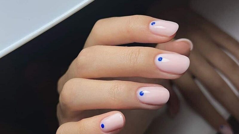 Маникюр 2026 с точками у кутикулы без лишнего дизайна