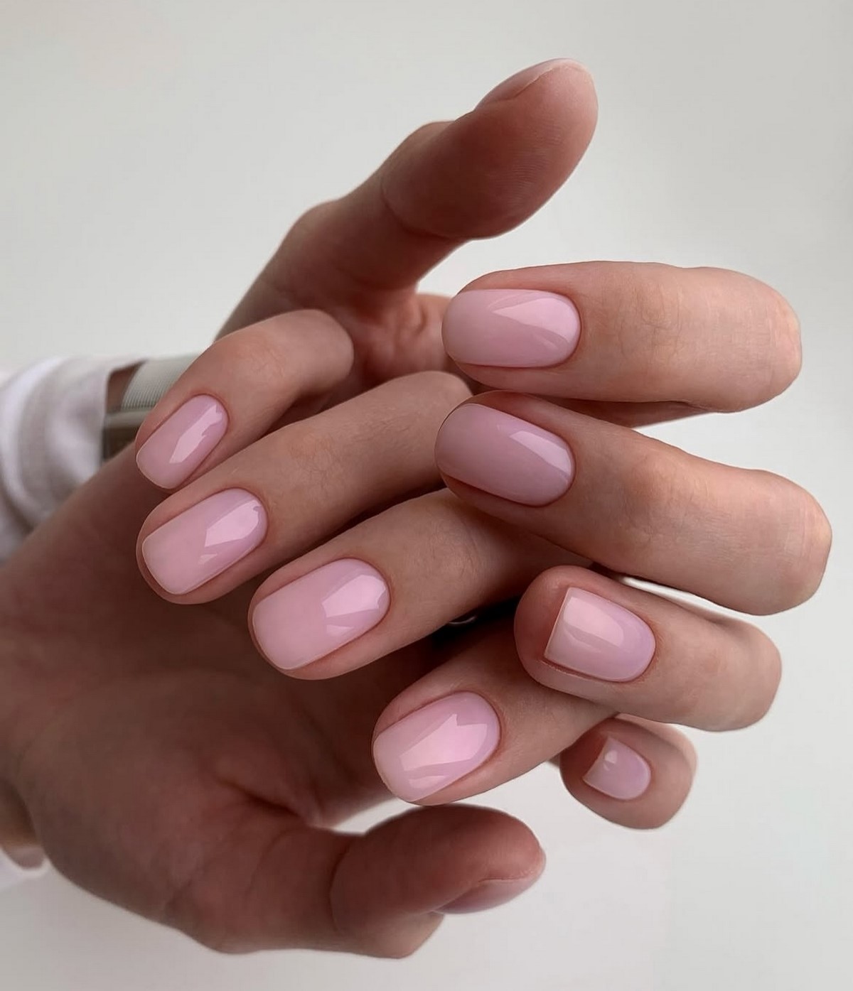 Маникюр с эффектом чистых ногтей, который выбирают чаще всего