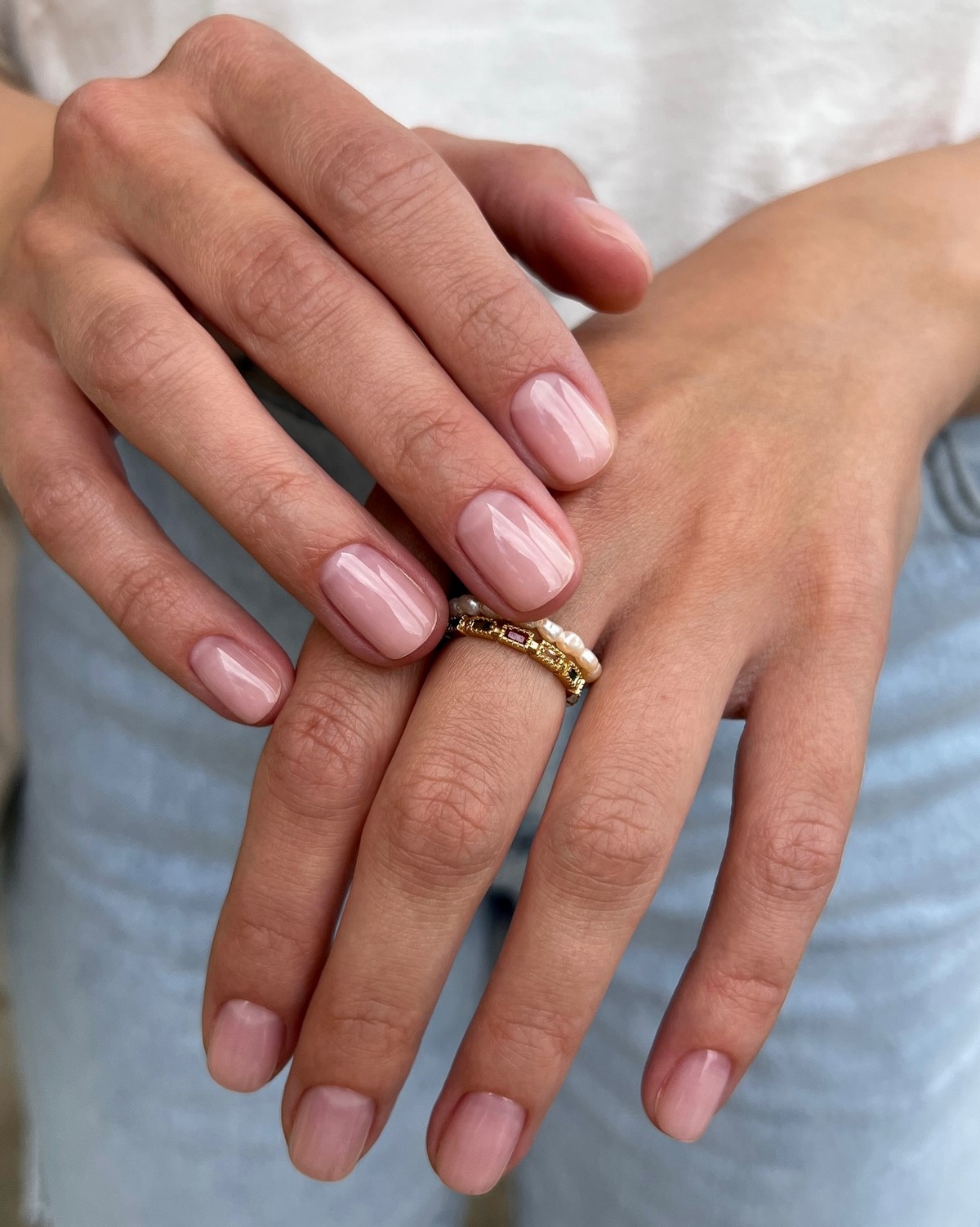 Маникюр с эффектом чистых ногтей, который выбирают чаще всего