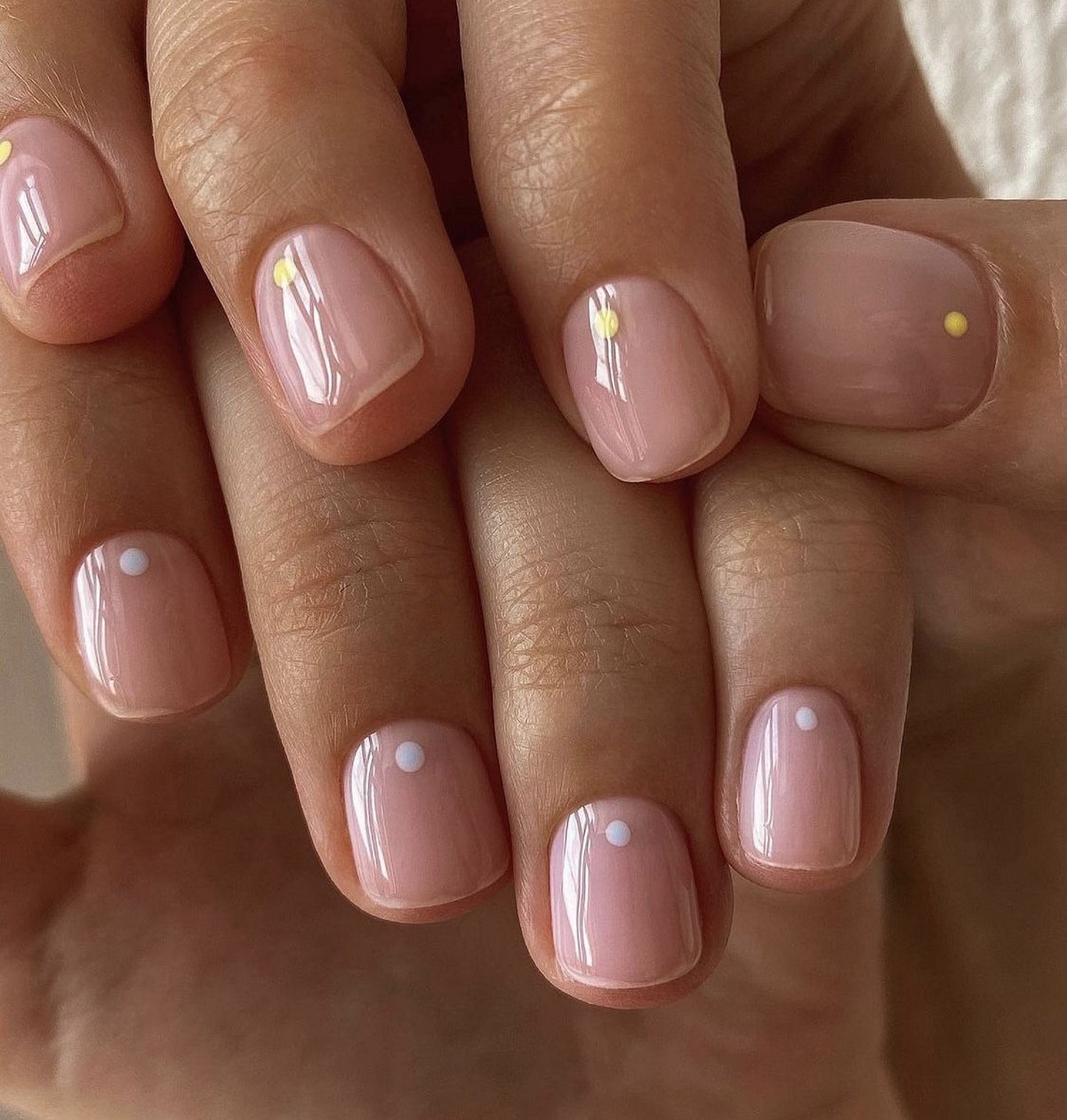 Маникюр с контрастными точками: акцент на светлой базе