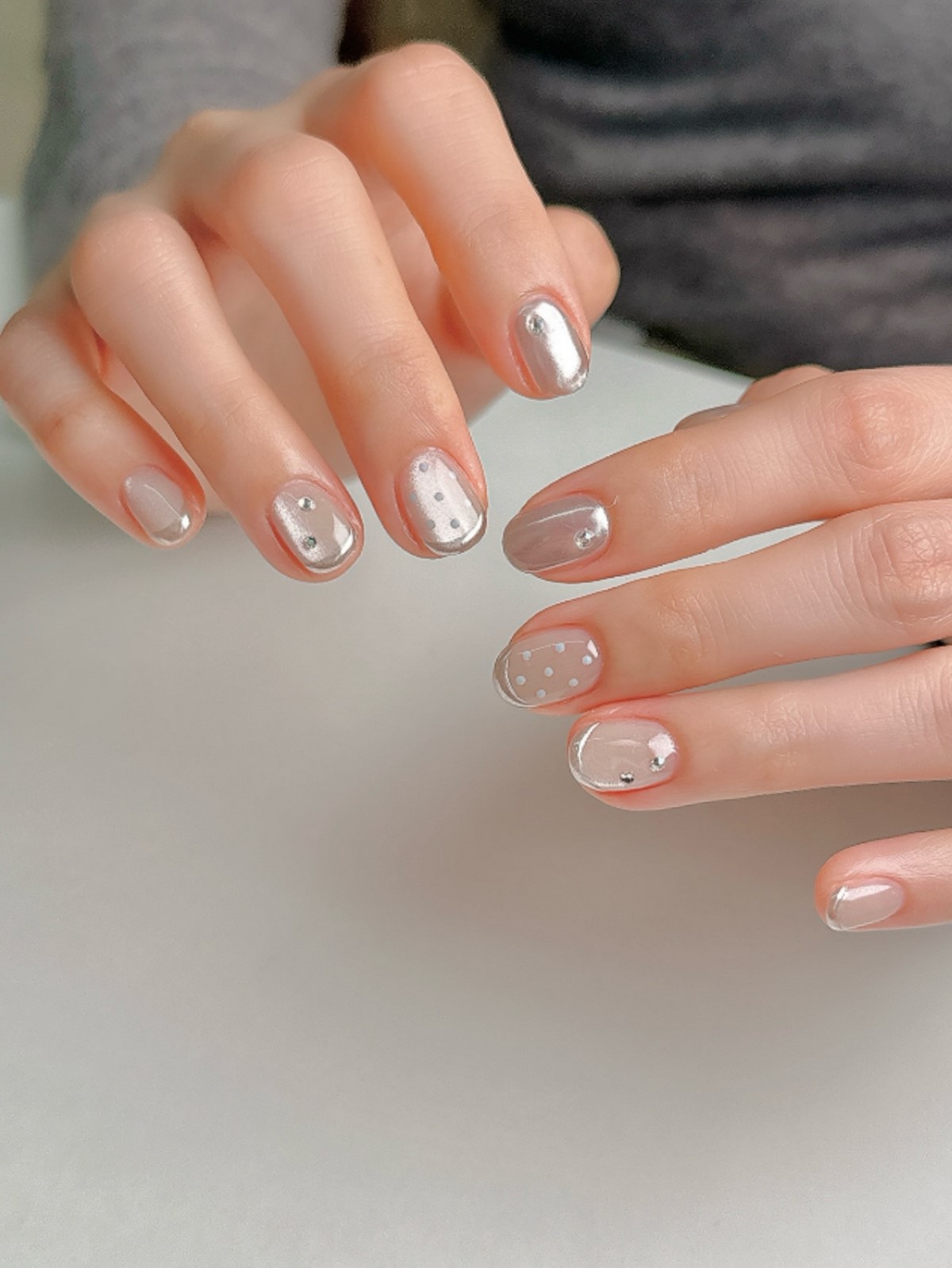 Маникюр 2026 с мягким перламутровым эффектом на ногтях
