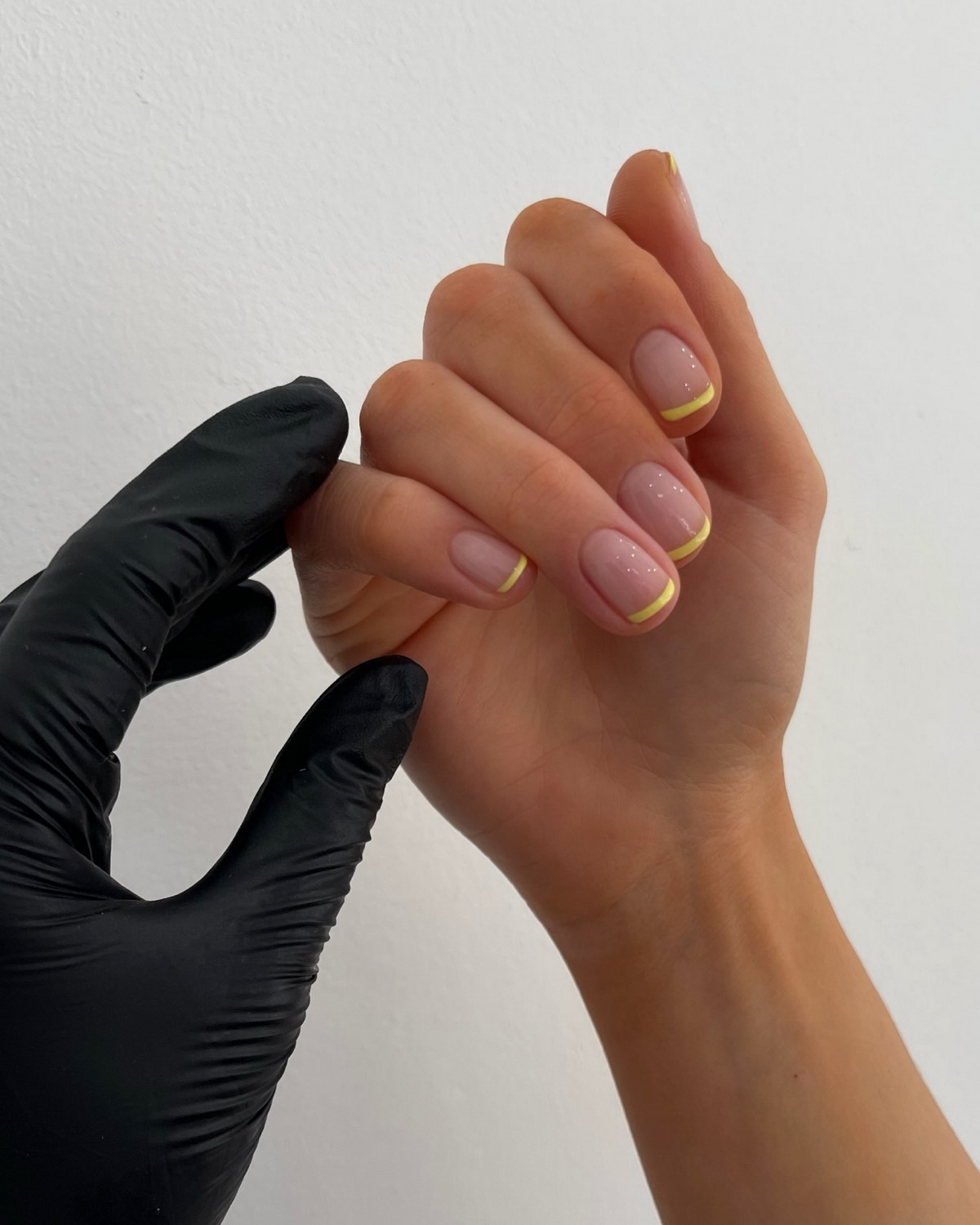 Маникюр май 2026 с цветным френчем и тонким краем