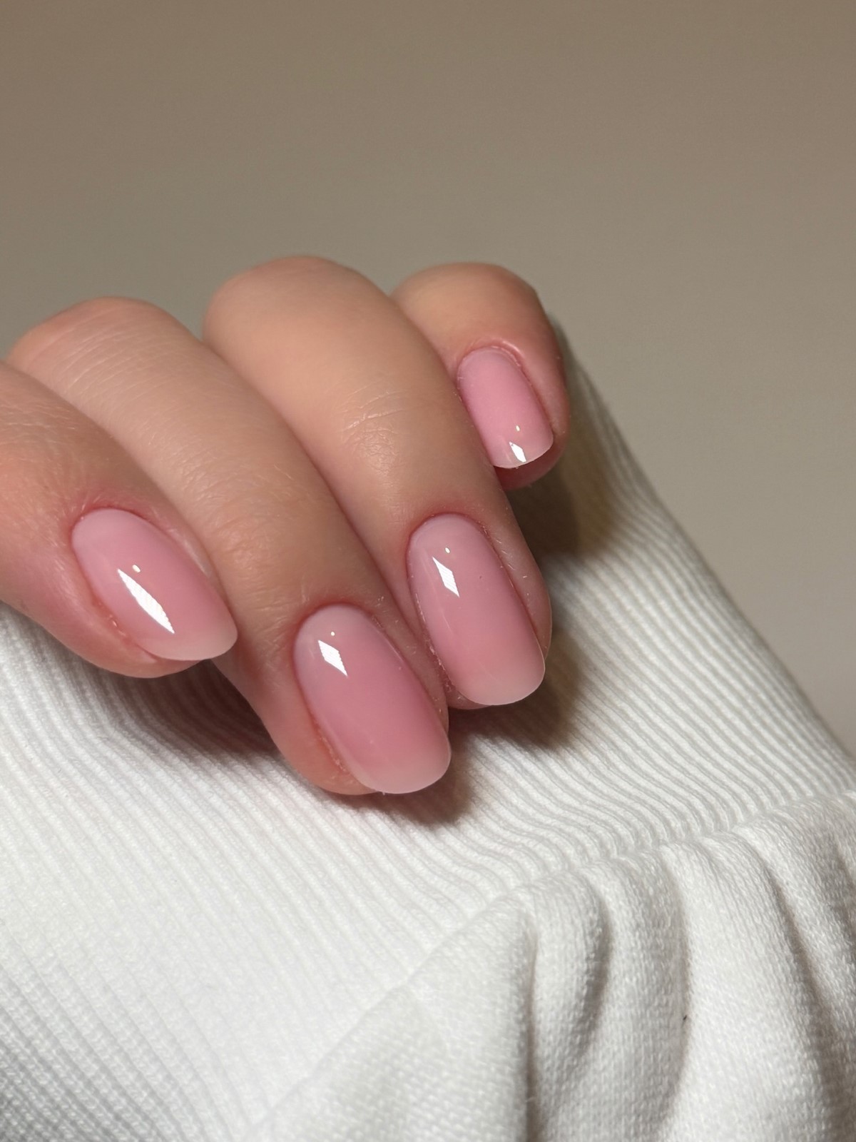 Маникюр с эффектом чистых ногтей, который выбирают чаще всего