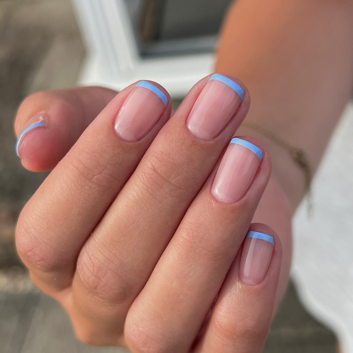 Маникюр май 2026 с цветным френчем и тонким краем