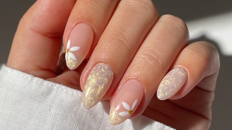 Маникюр 2026 с мягким перламутровым эффектом на ногтях