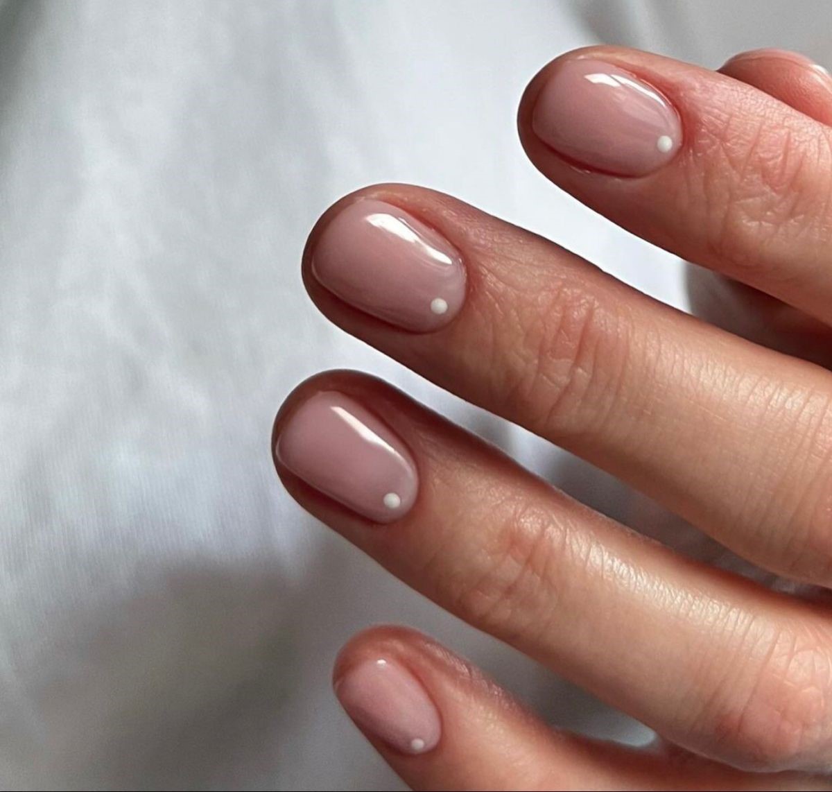 Маникюр 2026 с точками у кутикулы без лишнего дизайна
