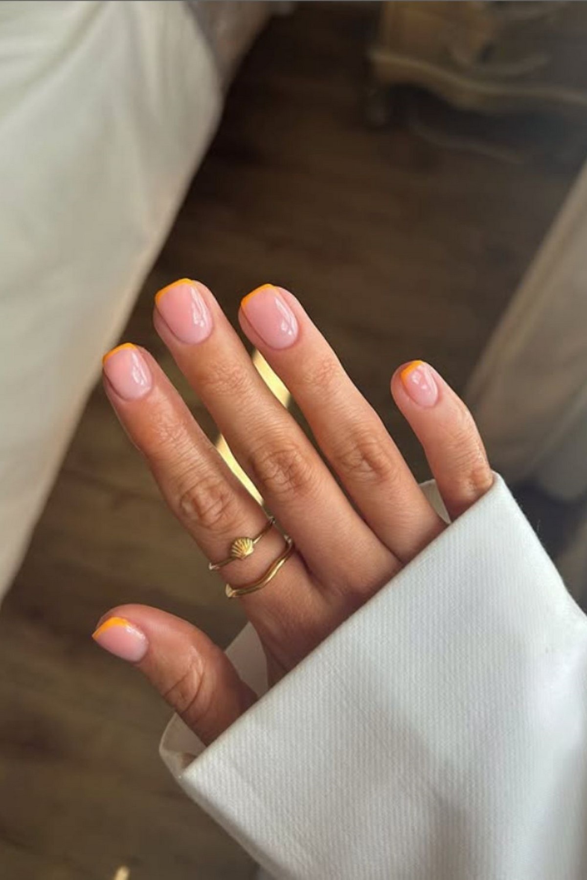 Маникюр май 2026 с цветным френчем и тонким краем