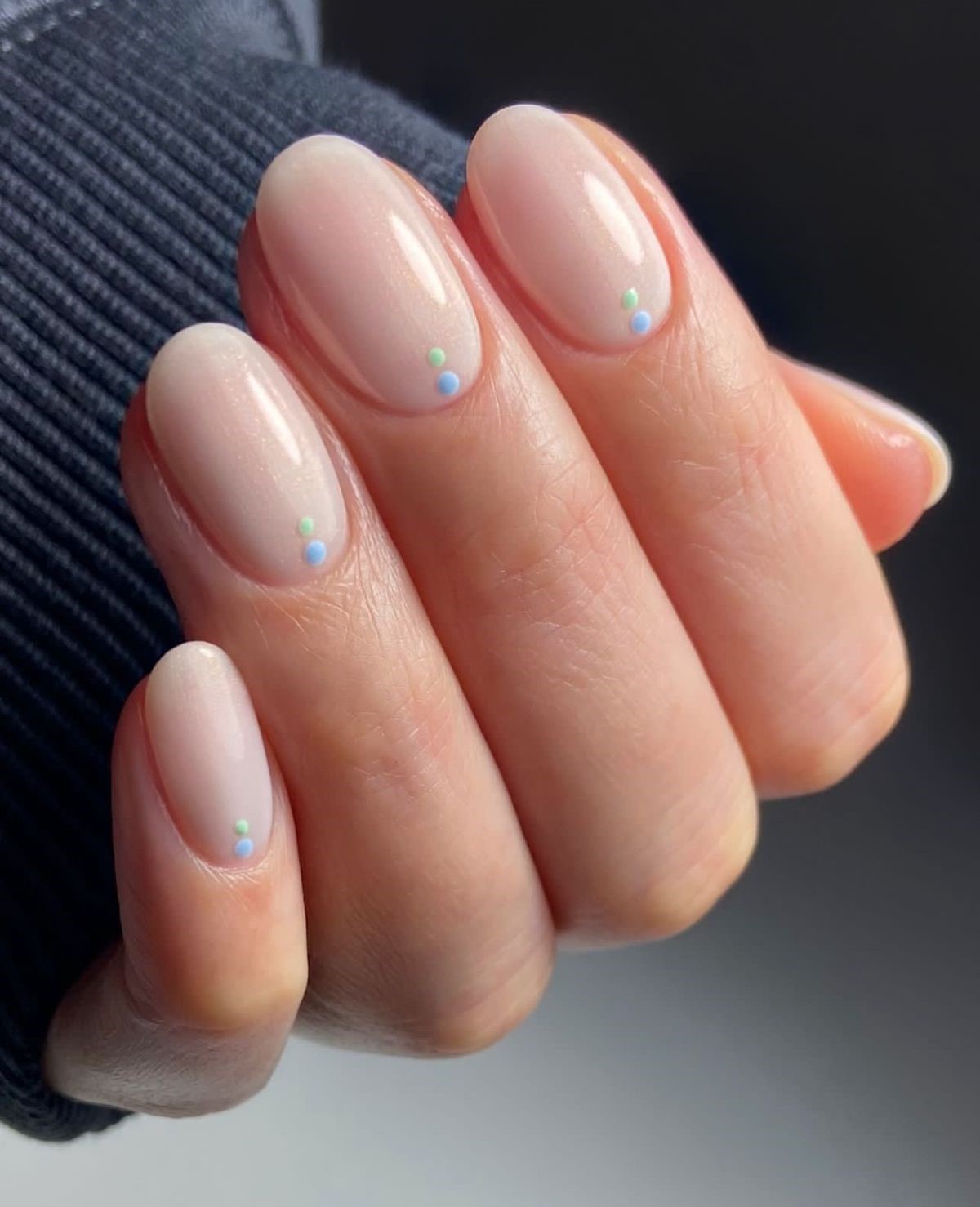 Маникюр с контрастными точками: акцент на светлой базе