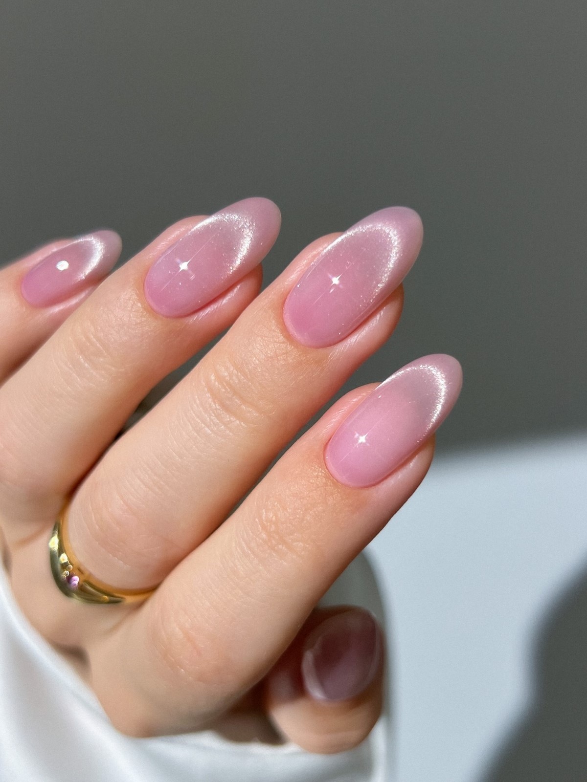 Маникюр 2026 с мягким перламутровым эффектом на ногтях