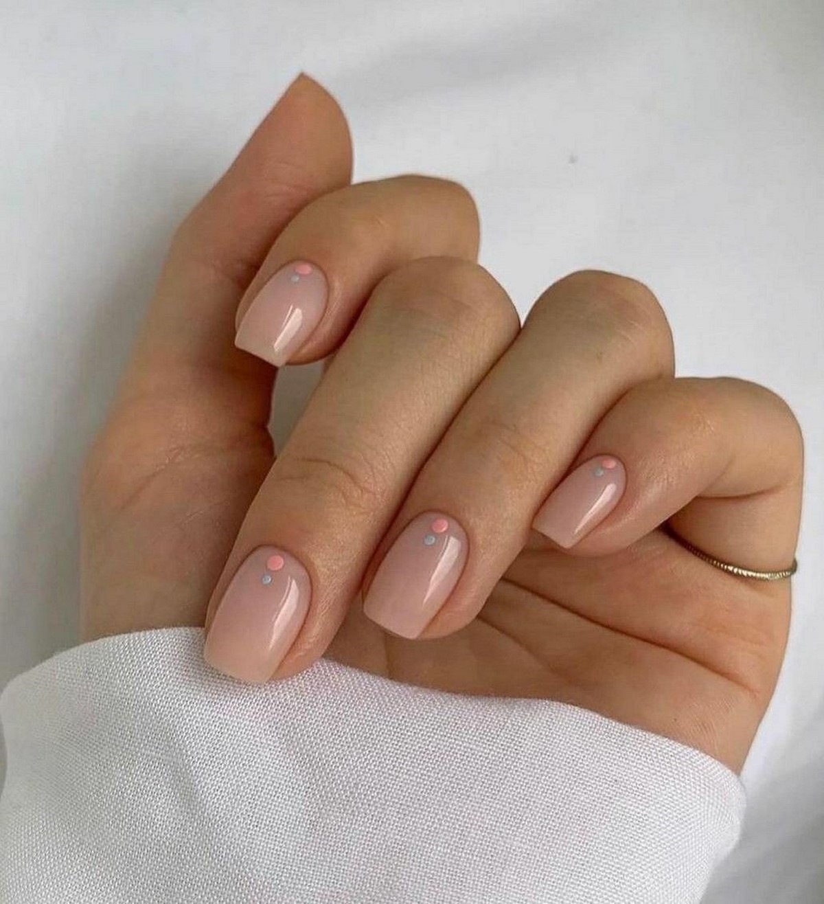 Маникюр 2026 с точками у кутикулы без лишнего дизайна