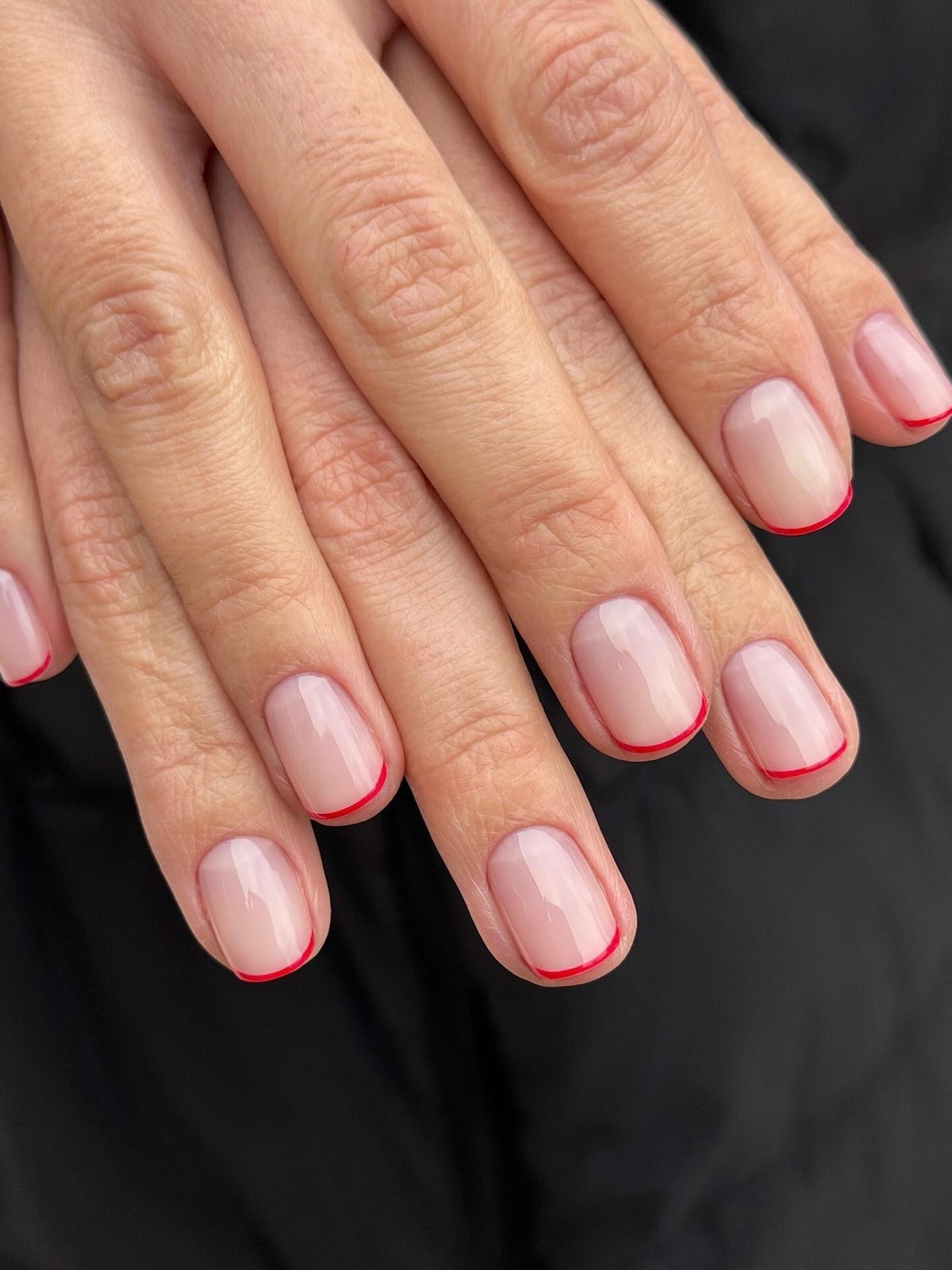 Маникюр май 2026 с цветным френчем и тонким краем