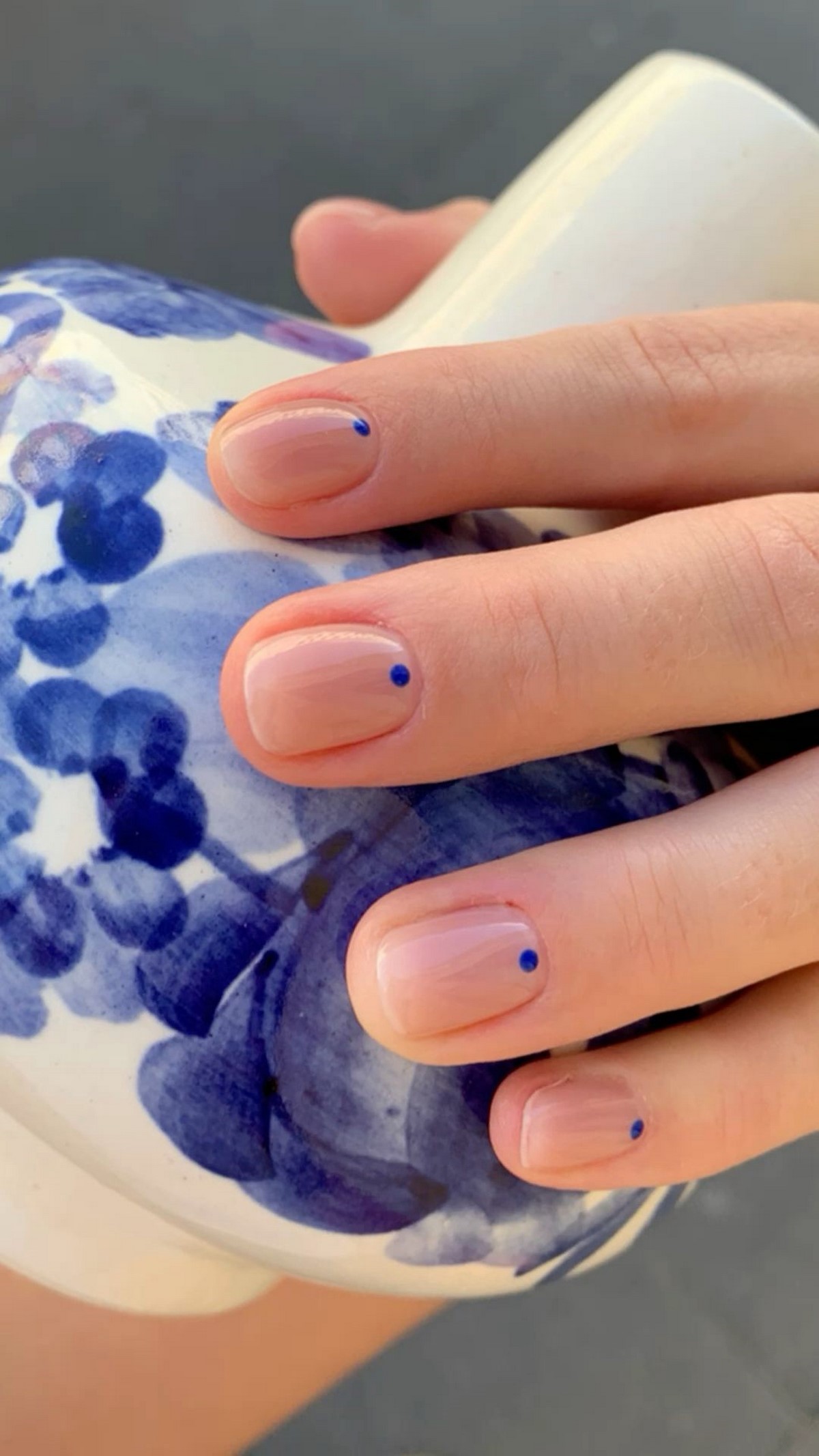 Маникюр с контрастными точками: акцент на светлой базе