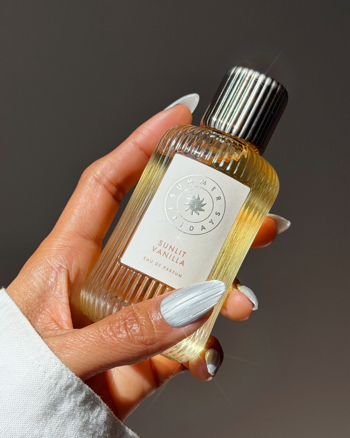 Маникюр 2026 с мягким перламутровым эффектом на ногтях