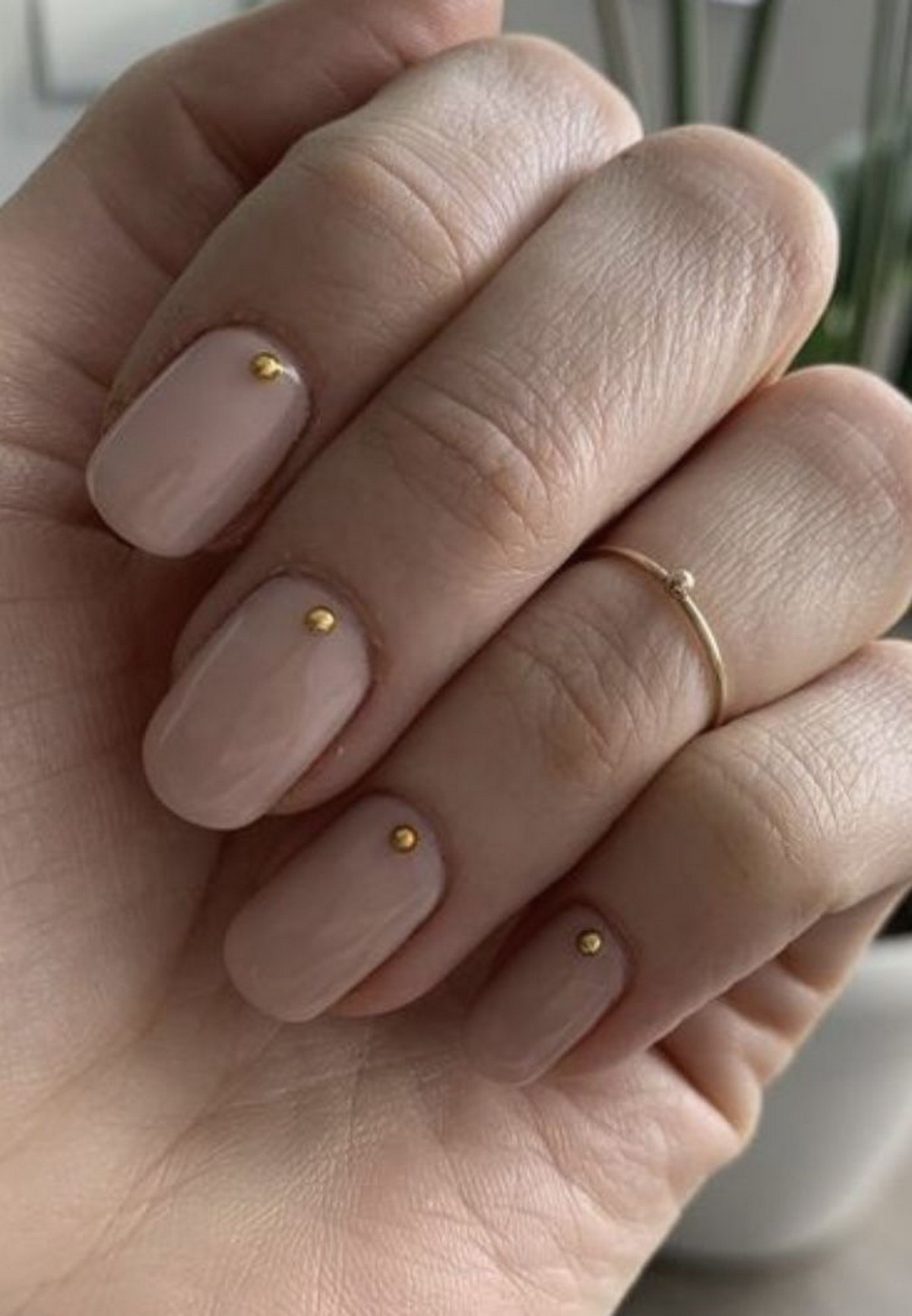 Маникюр 2026 с точками у кутикулы без лишнего дизайна