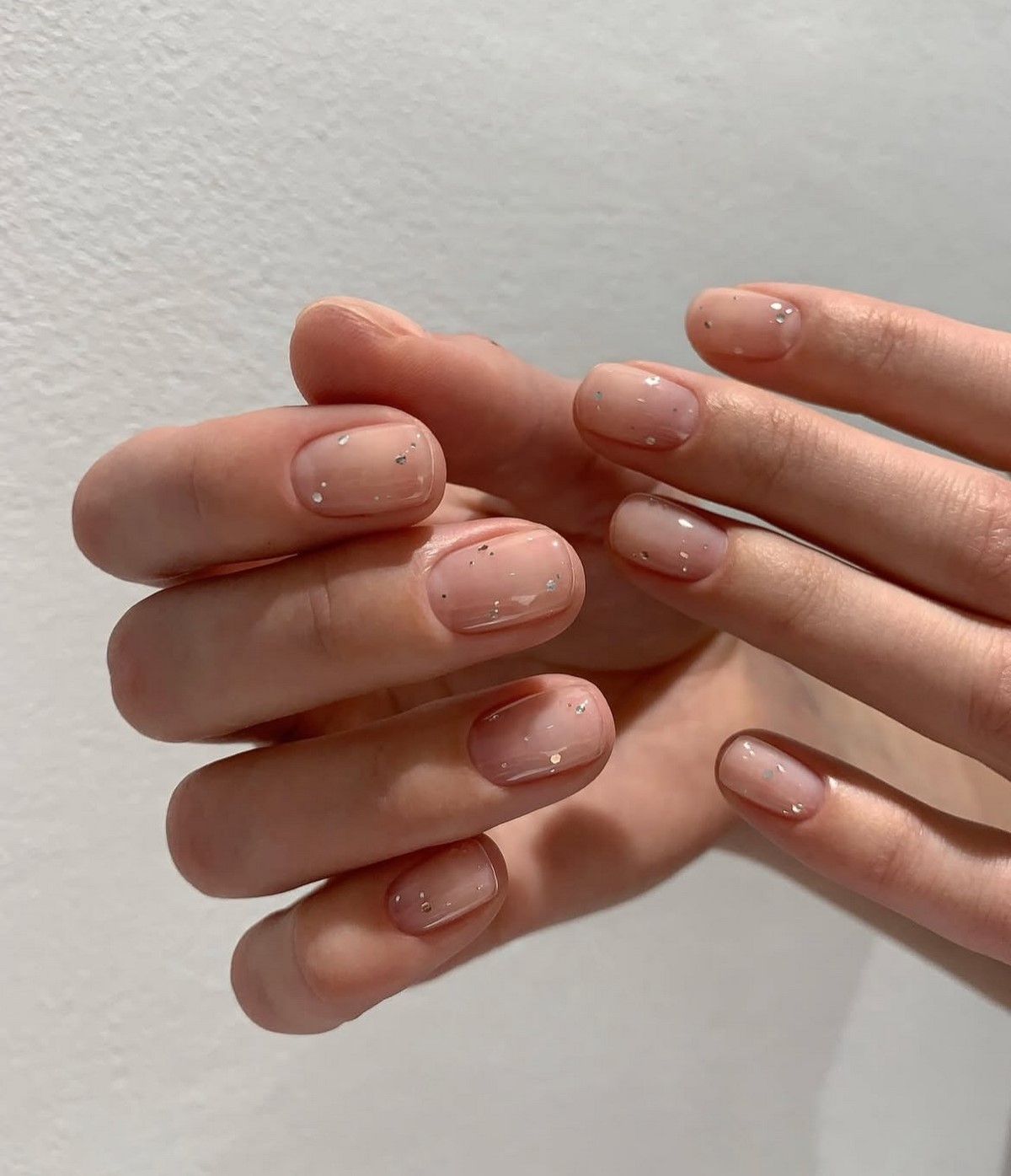 Маникюр с эффектом чистых ногтей, который выбирают чаще всего