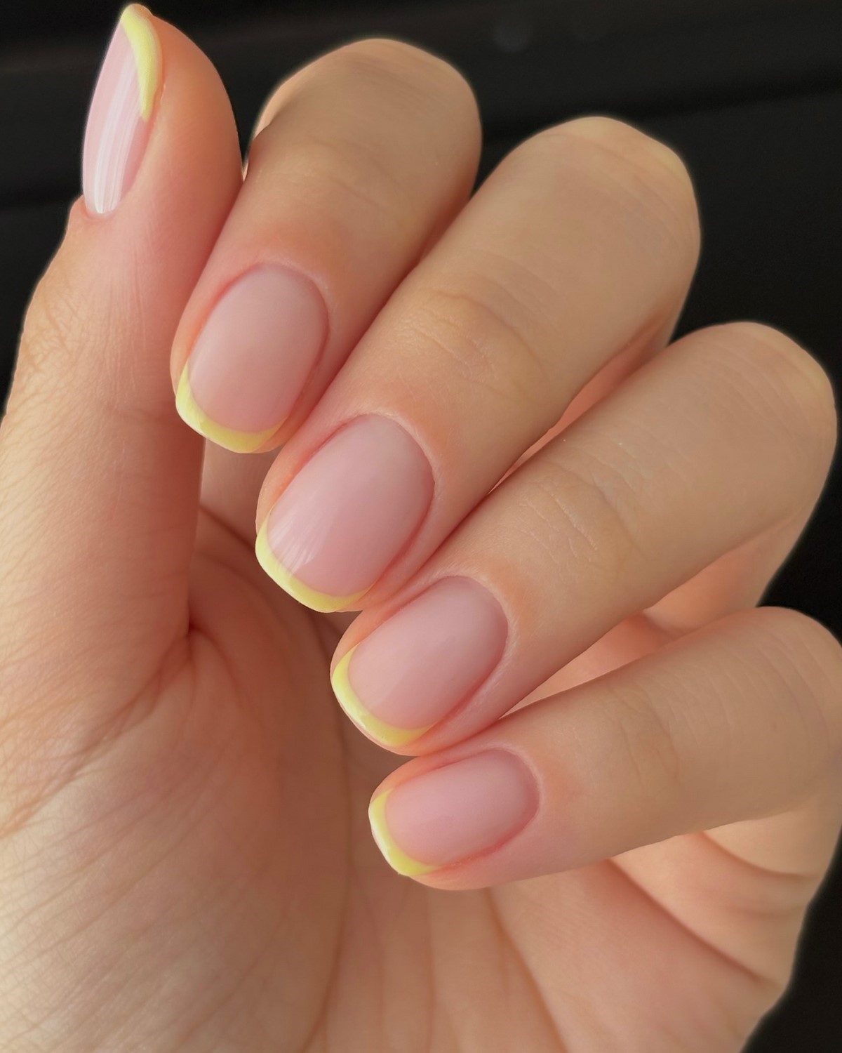 Маникюр май 2026 с цветным френчем и тонким краем