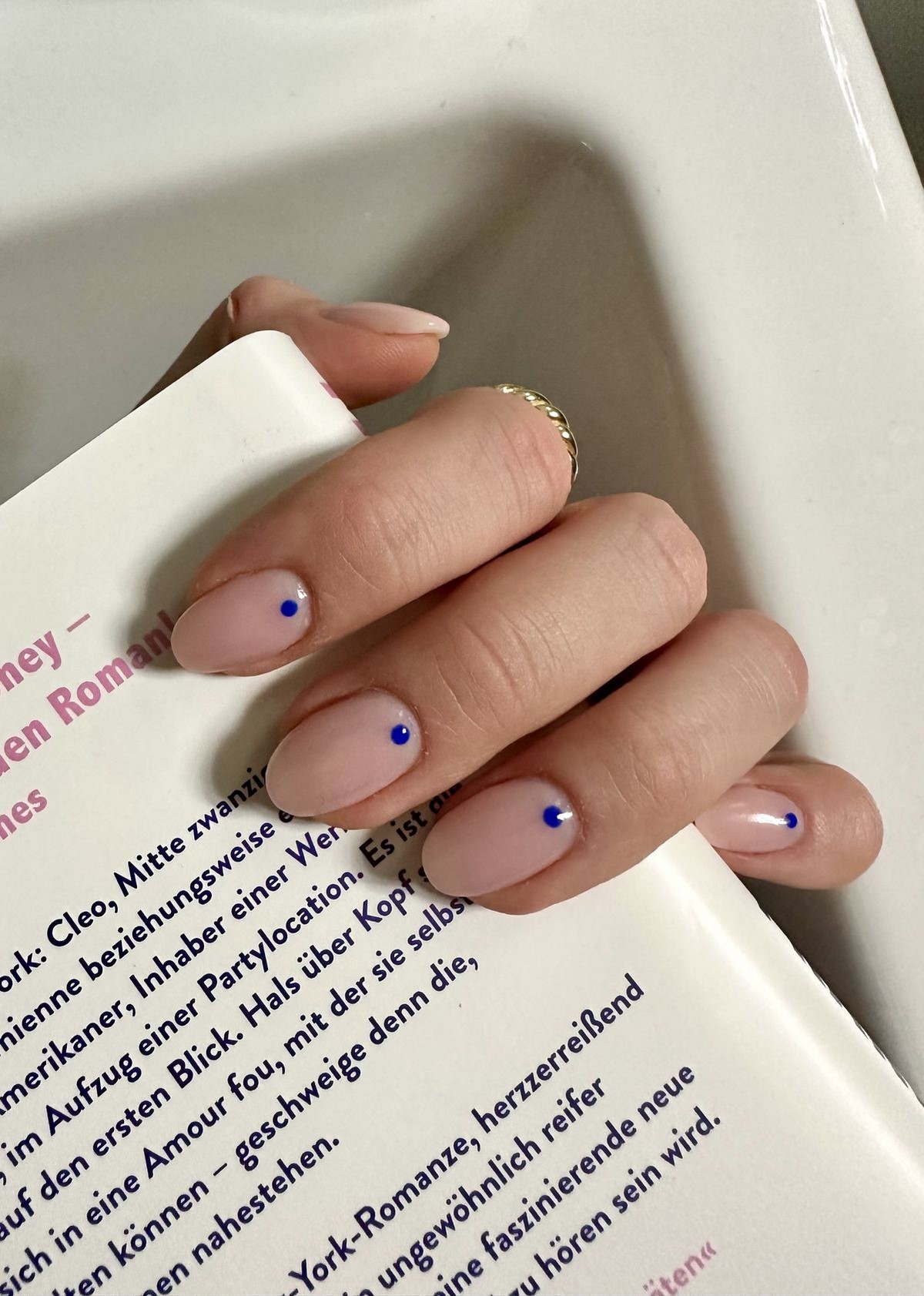 Маникюр с контрастными точками: акцент на светлой базе