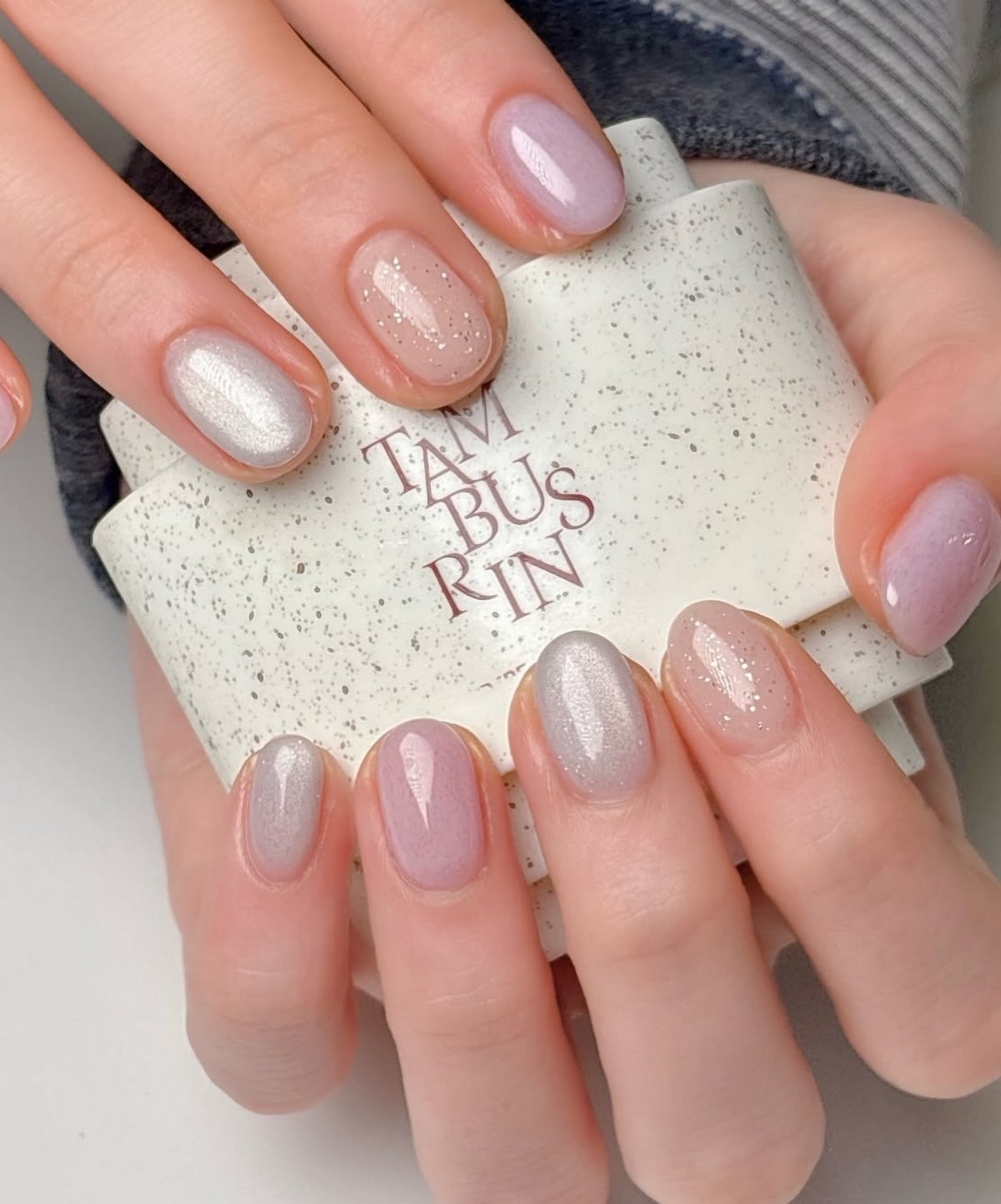 Маникюр 2026 с мягким перламутровым эффектом на ногтях