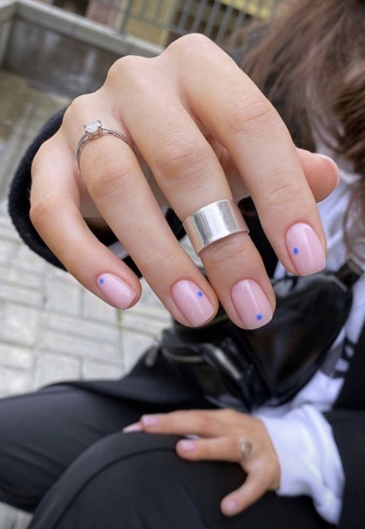 Маникюр с контрастными точками: акцент на светлой базе