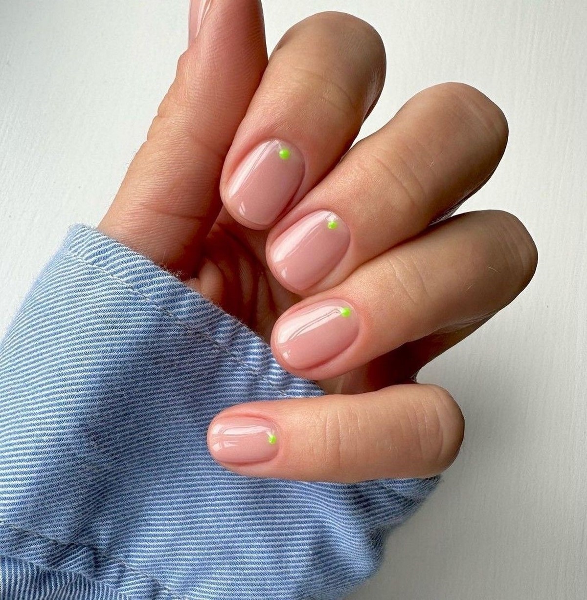 Маникюр 2026 с точками у кутикулы без лишнего дизайна