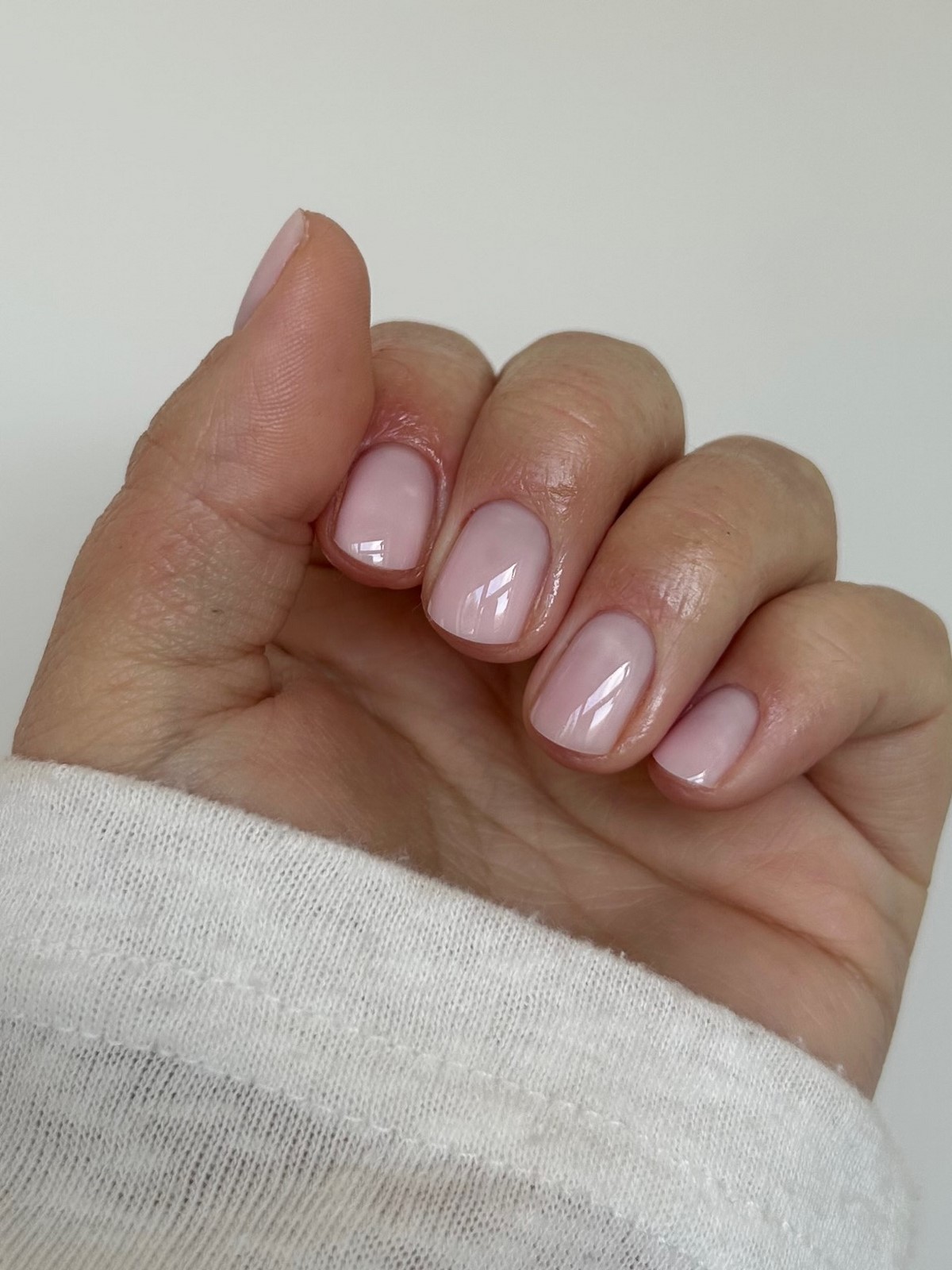 Маникюр с эффектом чистых ногтей, который выбирают чаще всего