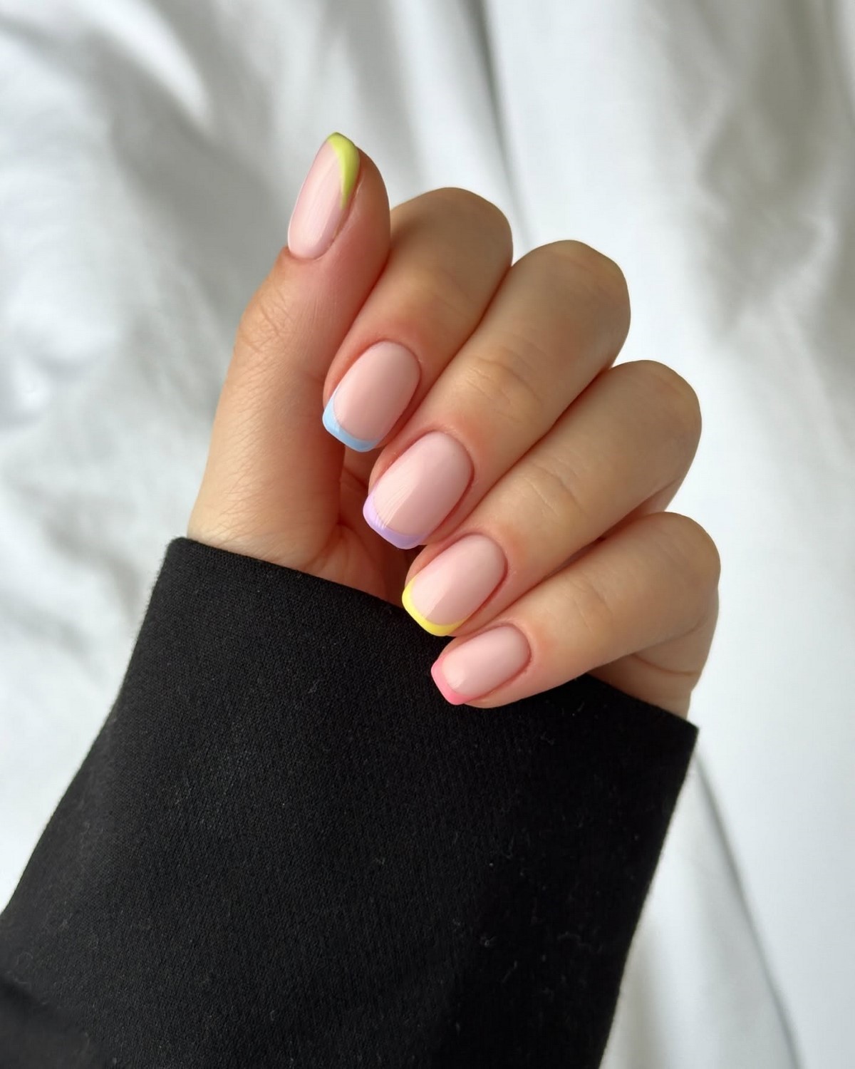 Маникюр май 2026 с цветным френчем и тонким краем