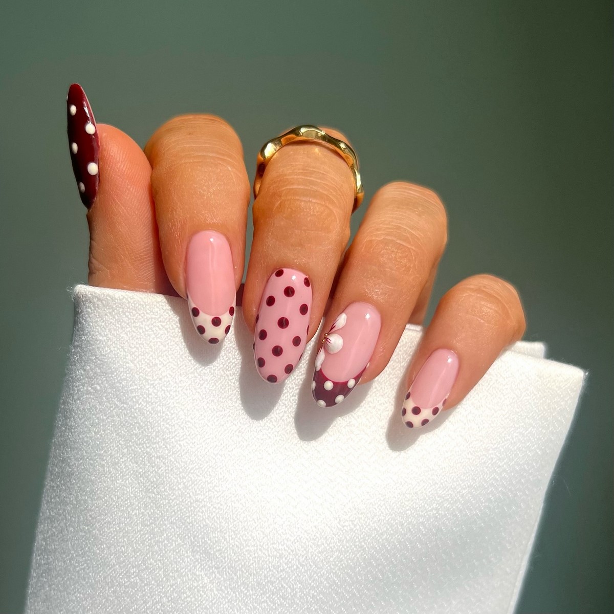 Маникюр с контрастными точками: акцент на светлой базе