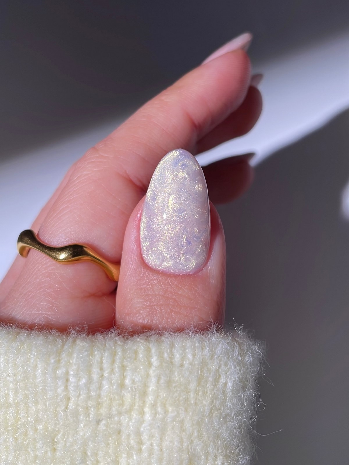 Маникюр 2026 с мягким перламутровым эффектом на ногтях