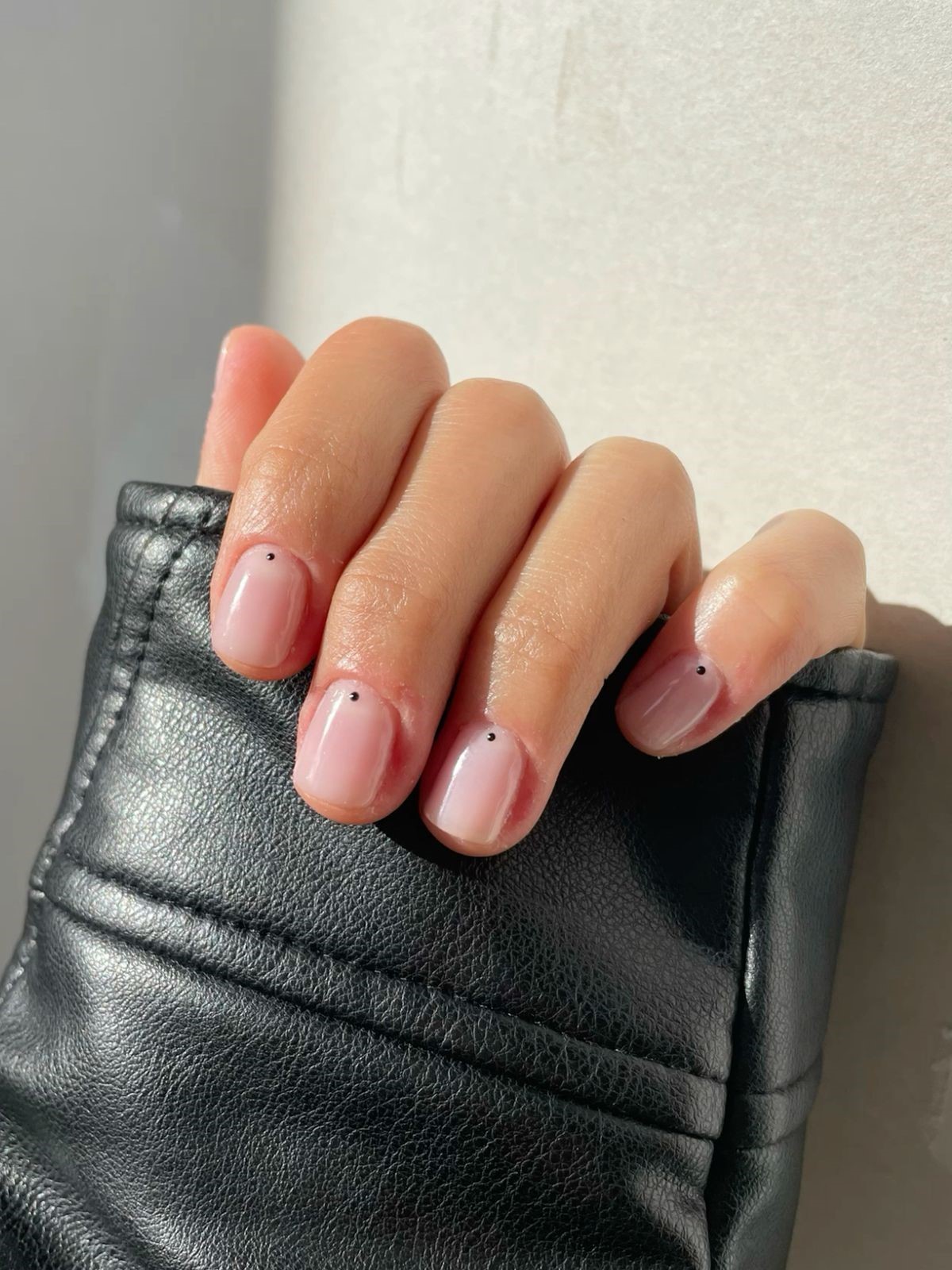 Маникюр 2026 с точками у кутикулы без лишнего дизайна