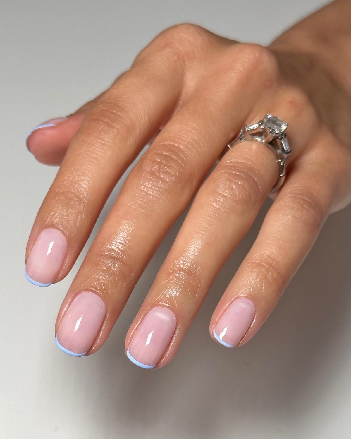 Маникюр май 2026 с цветным френчем и тонким краем