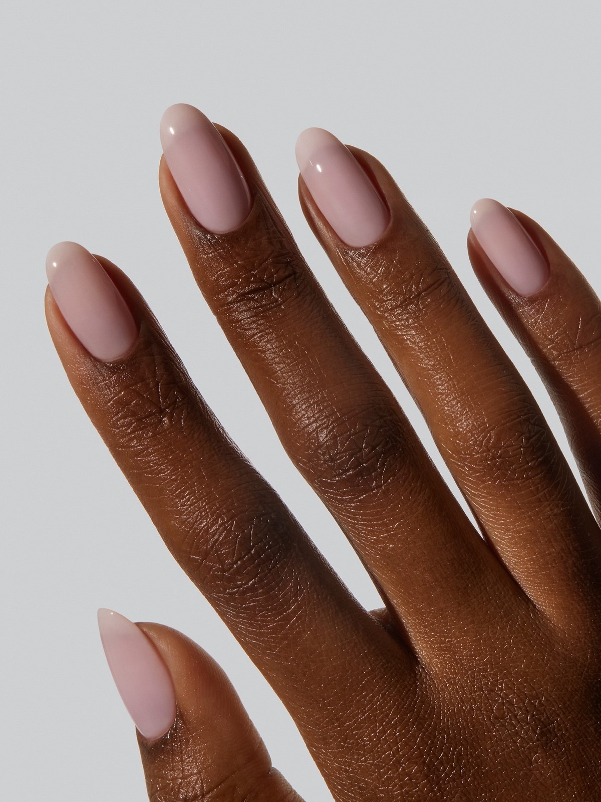 Маникюр с эффектом чистых ногтей, который выбирают чаще всего