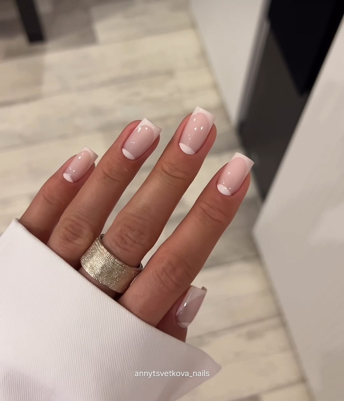 Маникюр с эффектом чистых ногтей, который выбирают чаще всего