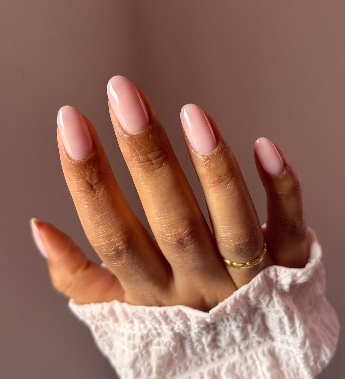 Маникюр с эффектом чистых ногтей, который выбирают чаще всего