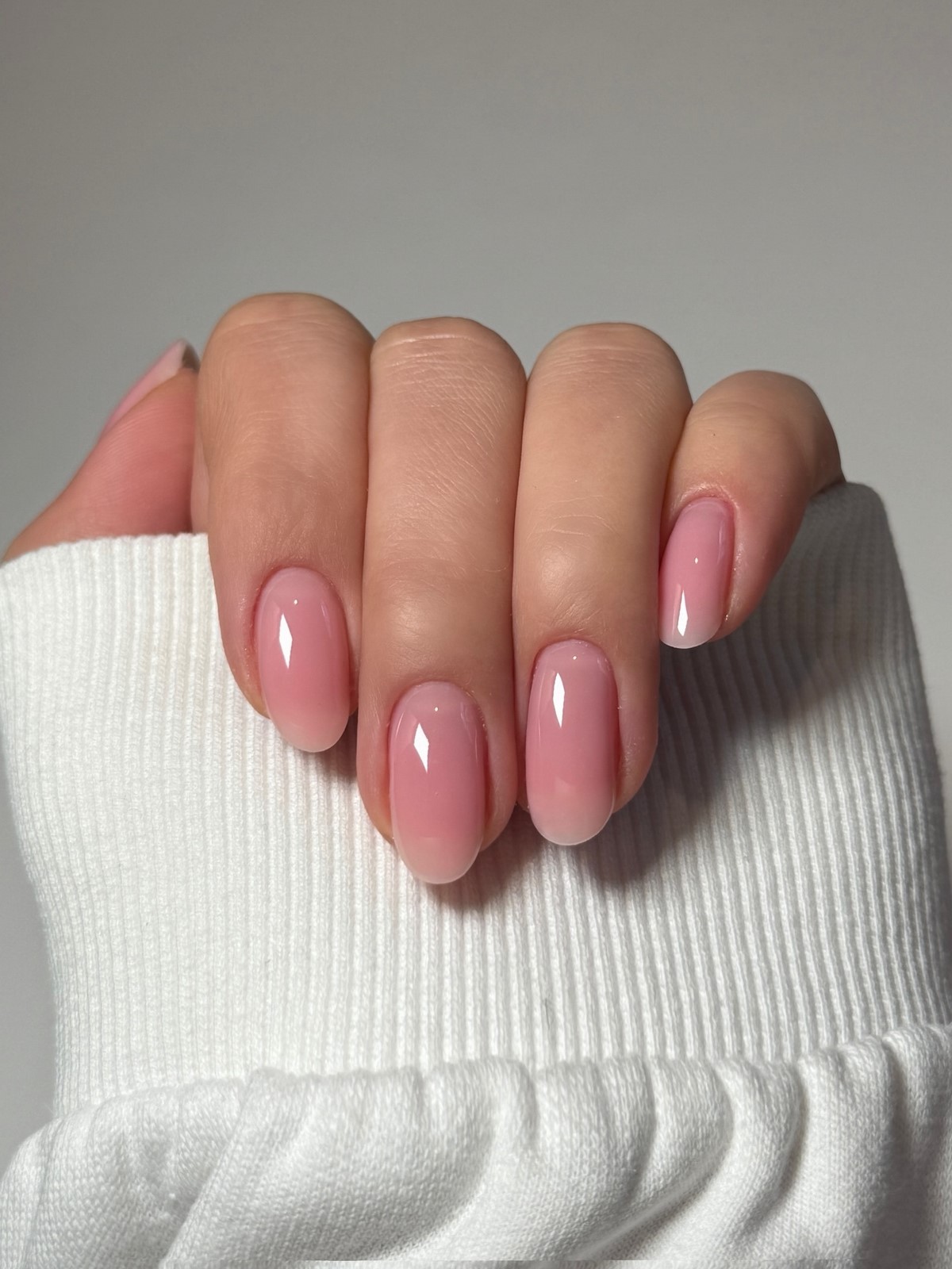 Маникюр с эффектом чистых ногтей, который выбирают чаще всего