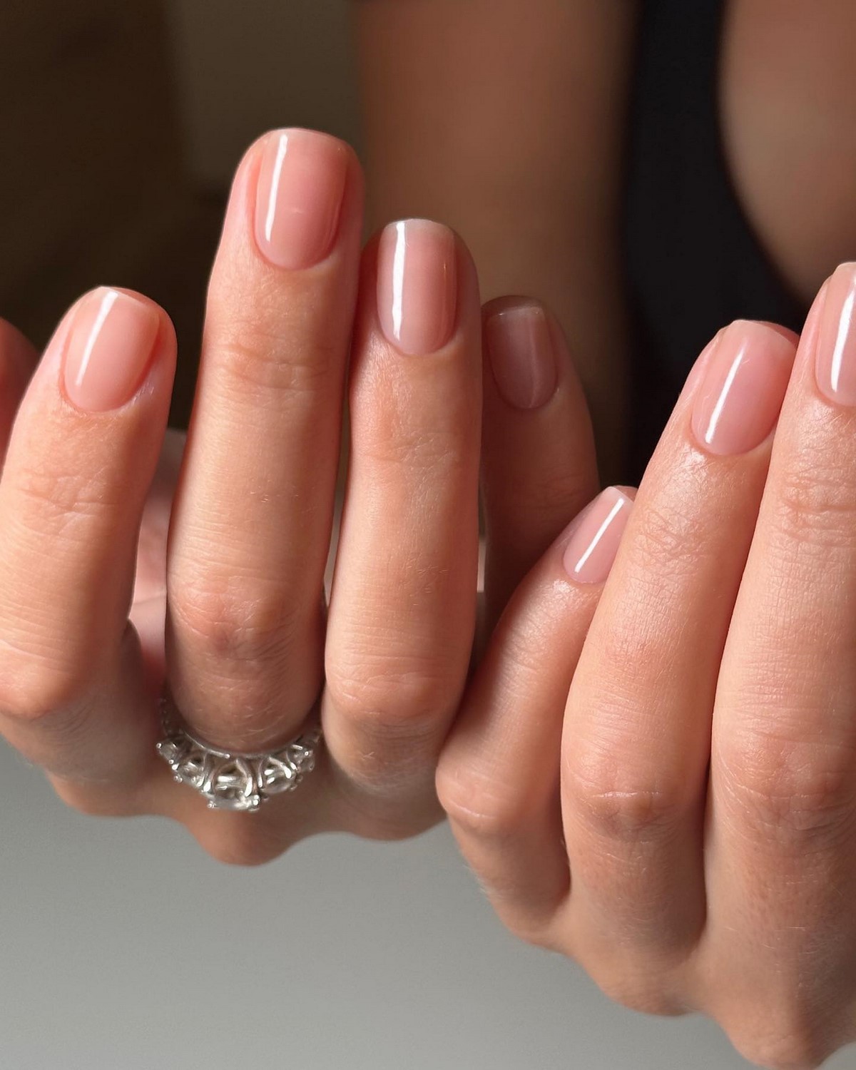 Маникюр с эффектом чистых ногтей, который выбирают чаще всего