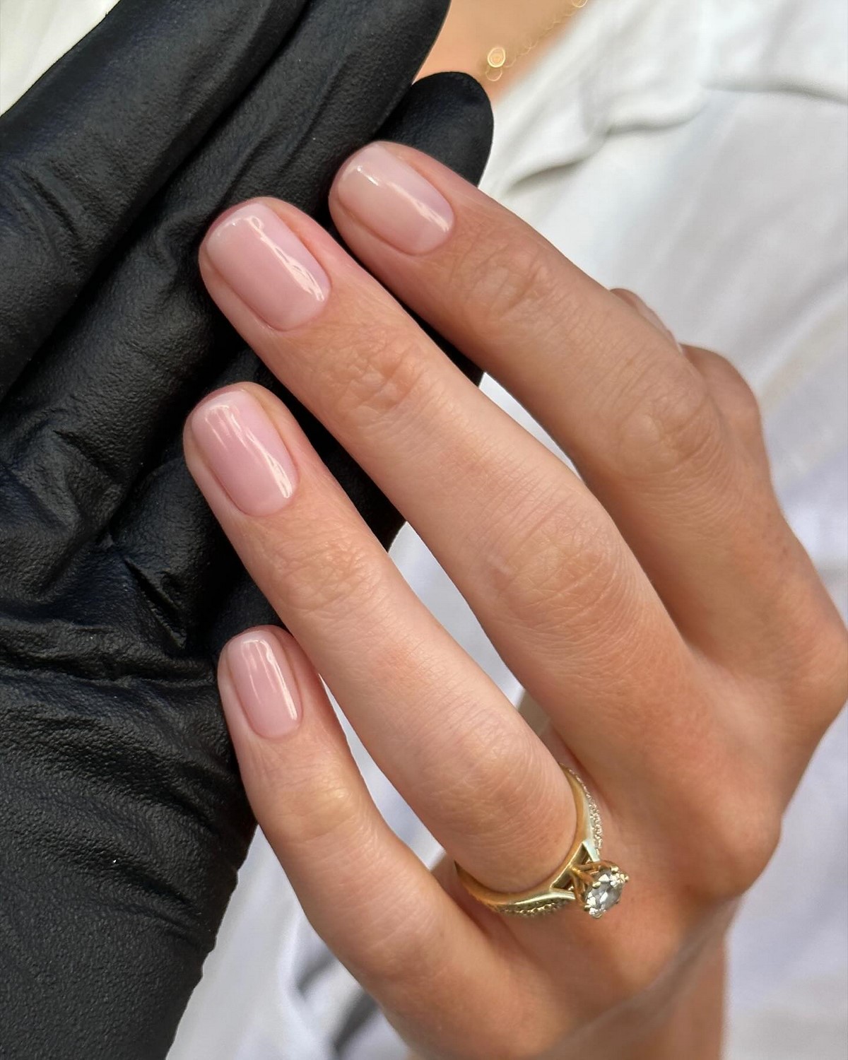 Маникюр с эффектом чистых ногтей, который выбирают чаще всего