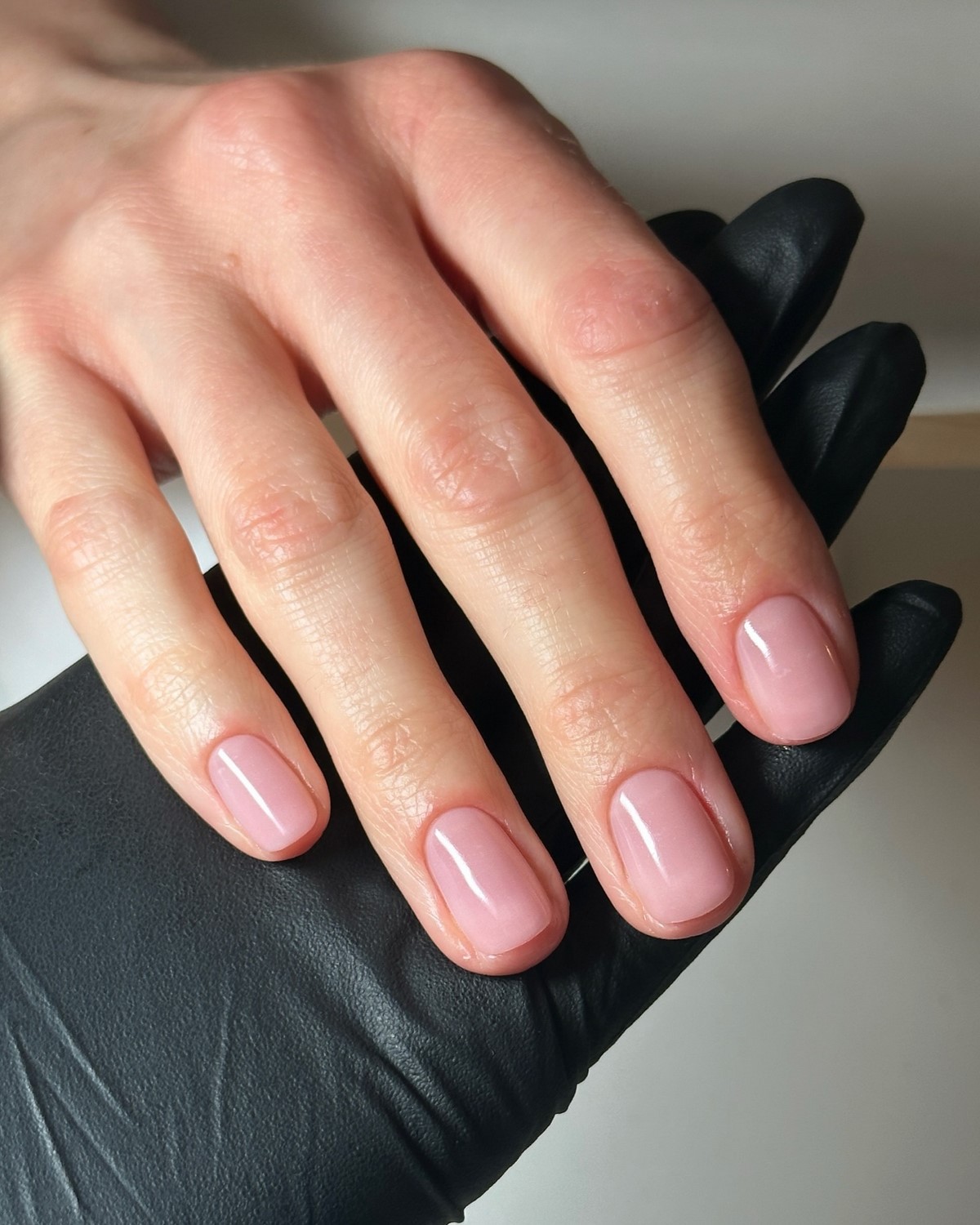 Маникюр с эффектом чистых ногтей, который выбирают чаще всего