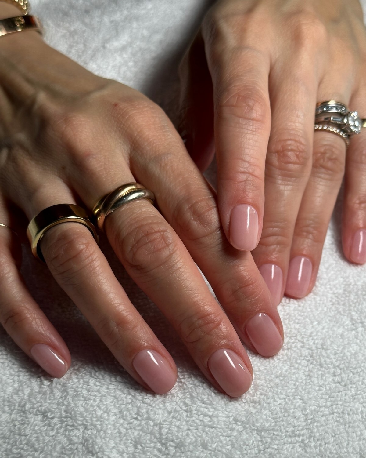 Маникюр с эффектом чистых ногтей, который выбирают чаще всего