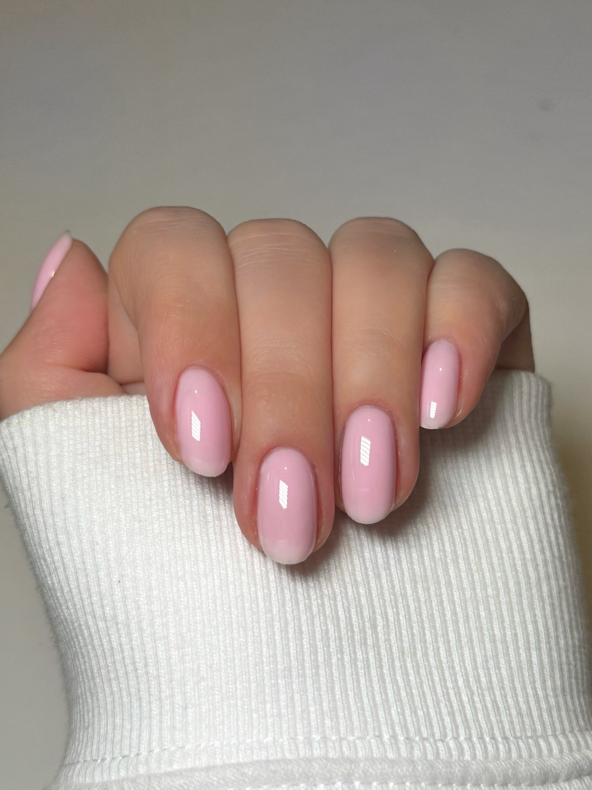 Маникюр с эффектом чистых ногтей, который выбирают чаще всего