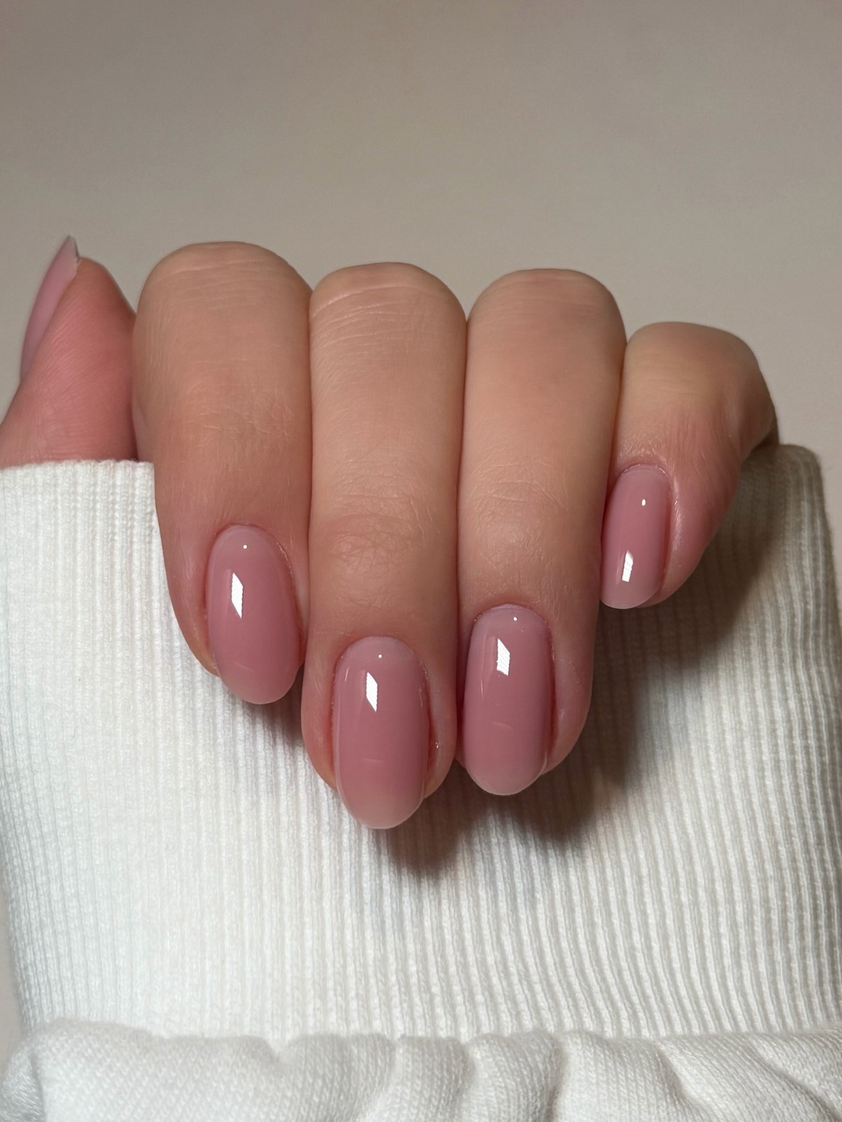 Маникюр с эффектом чистых ногтей, который выбирают чаще всего