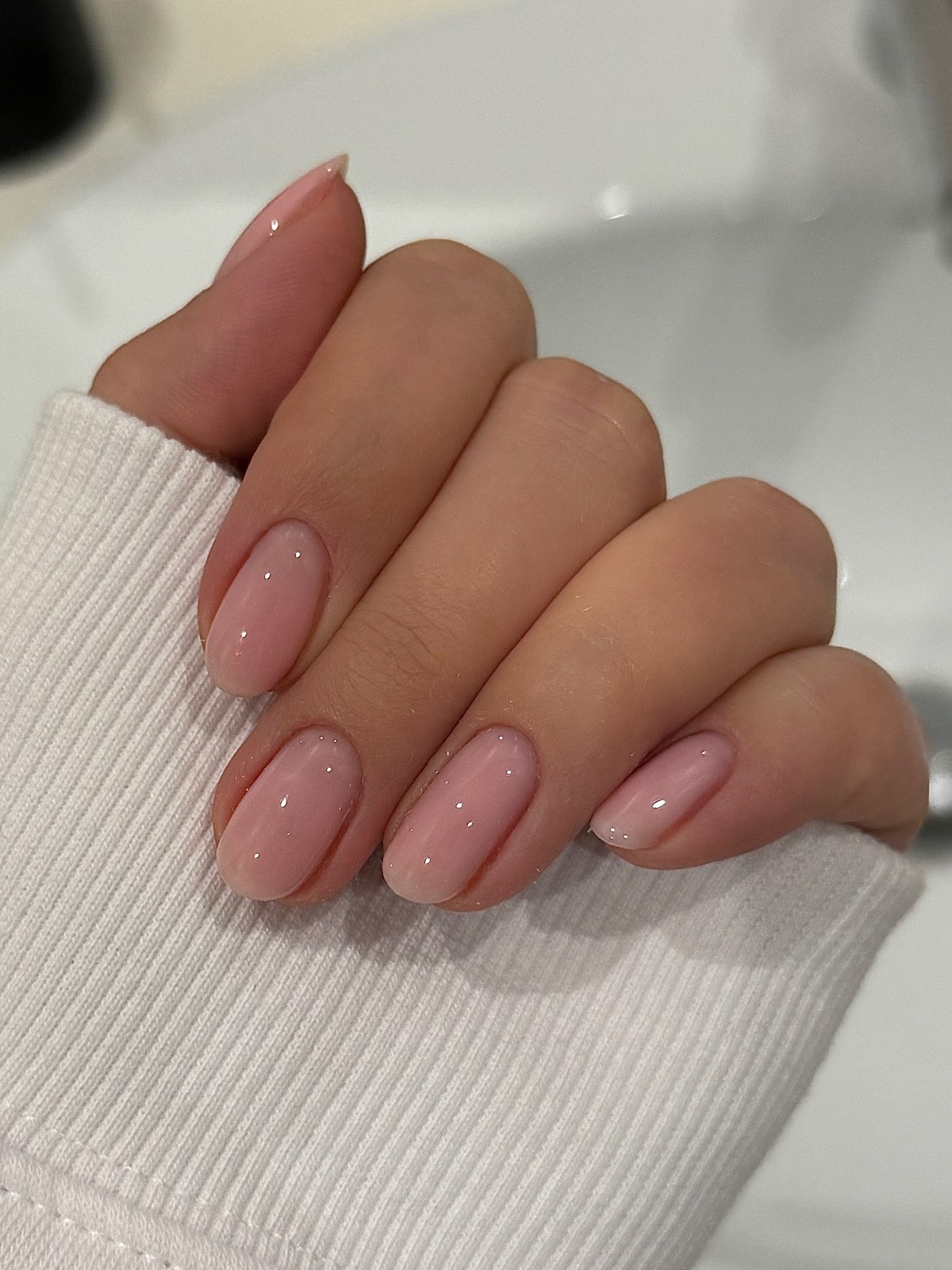 Маникюр с эффектом чистых ногтей, который выбирают чаще всего