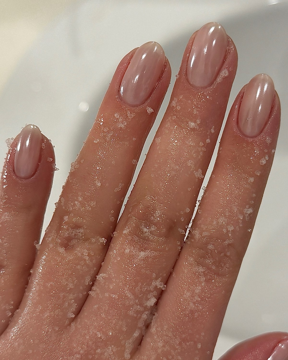 Маникюр с эффектом чистых ногтей, который выбирают чаще всего