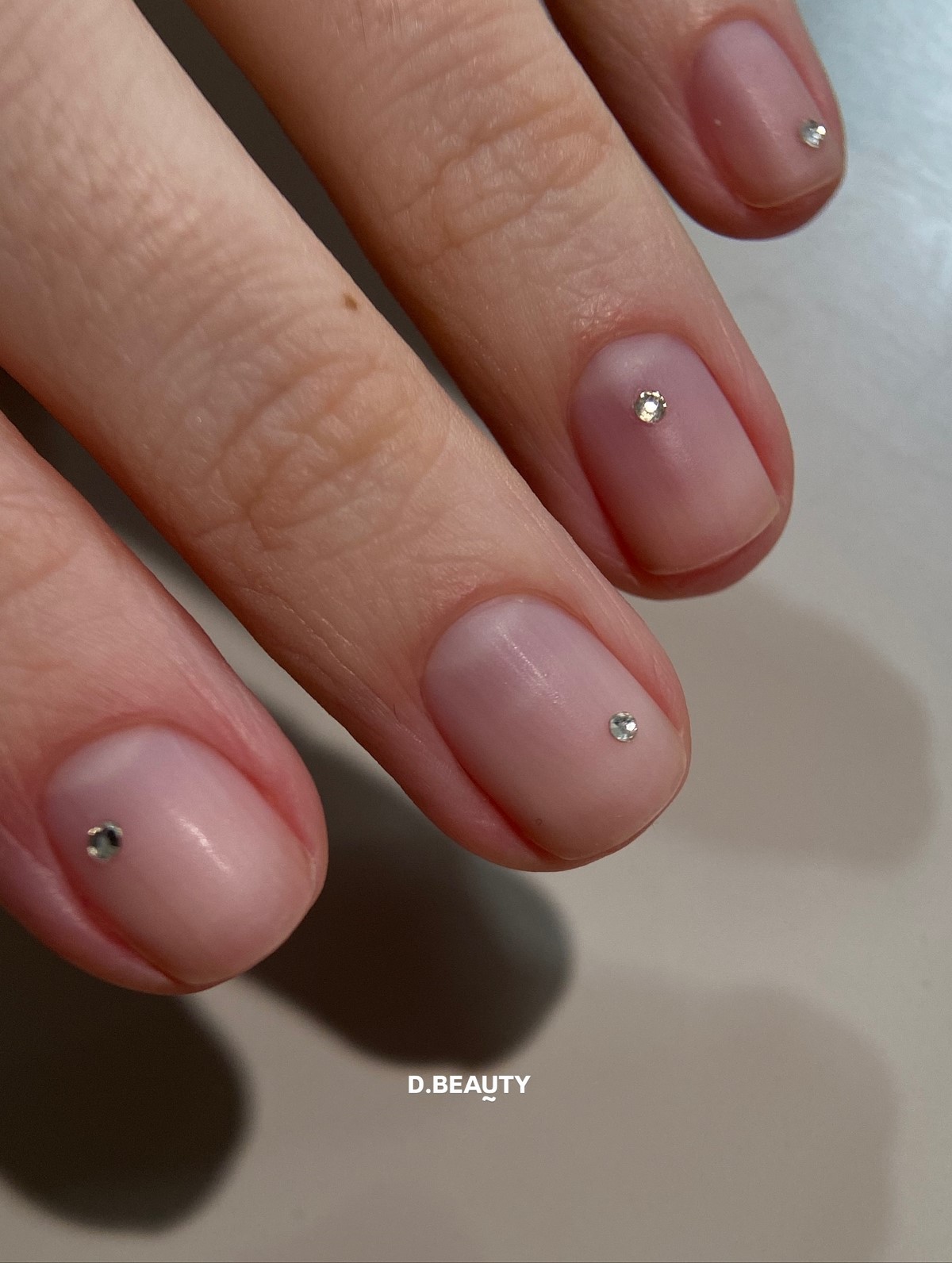 Маникюр с эффектом чистых ногтей, который выбирают чаще всего