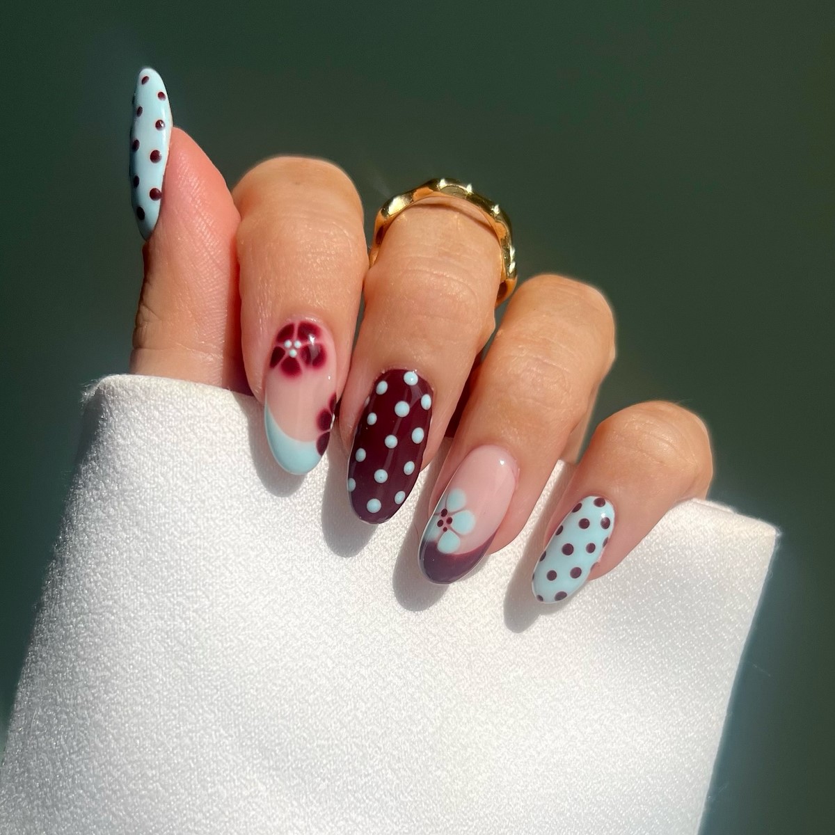 Маникюр с контрастными точками: акцент на светлой базе