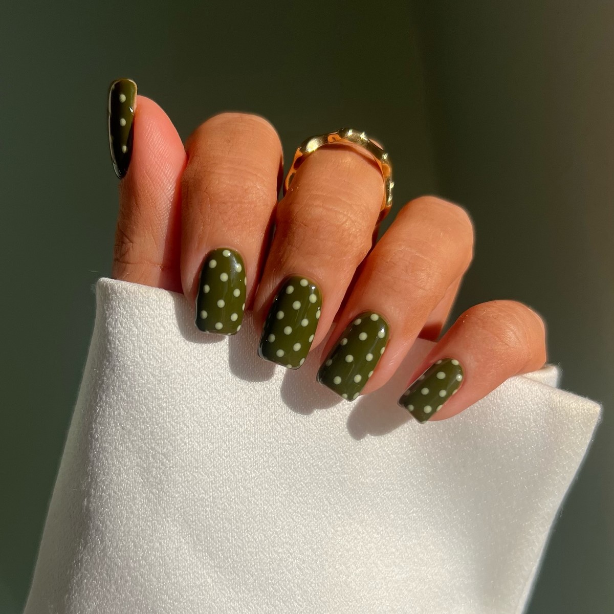 Маникюр с контрастными точками: акцент на светлой базе