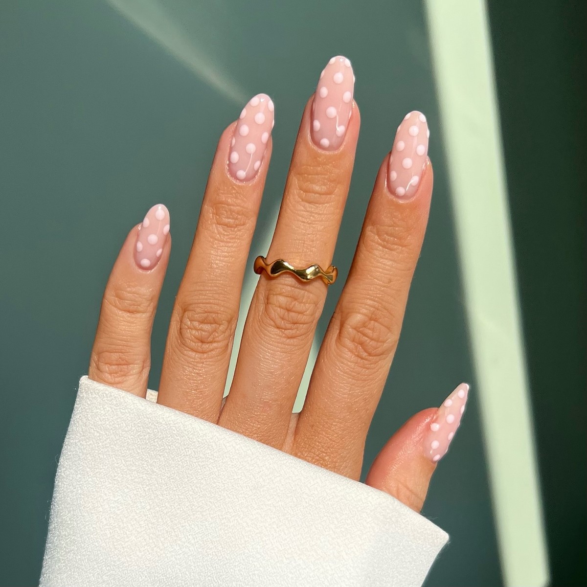 Маникюр с контрастными точками: акцент на светлой базе