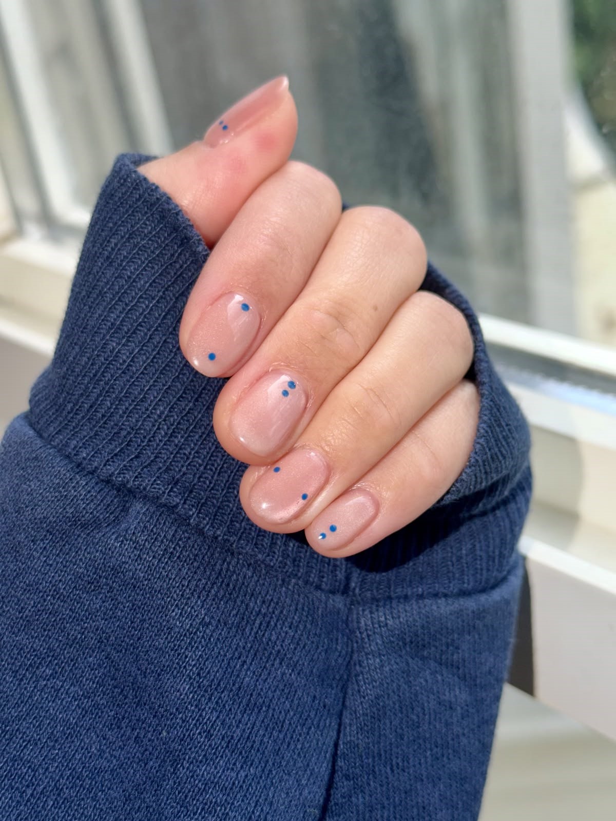 Маникюр с контрастными точками: акцент на светлой базе