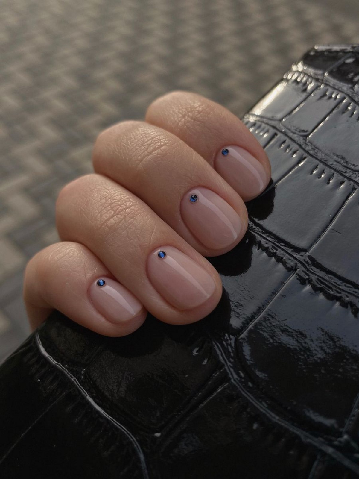 Маникюр с контрастными точками: акцент на светлой базе